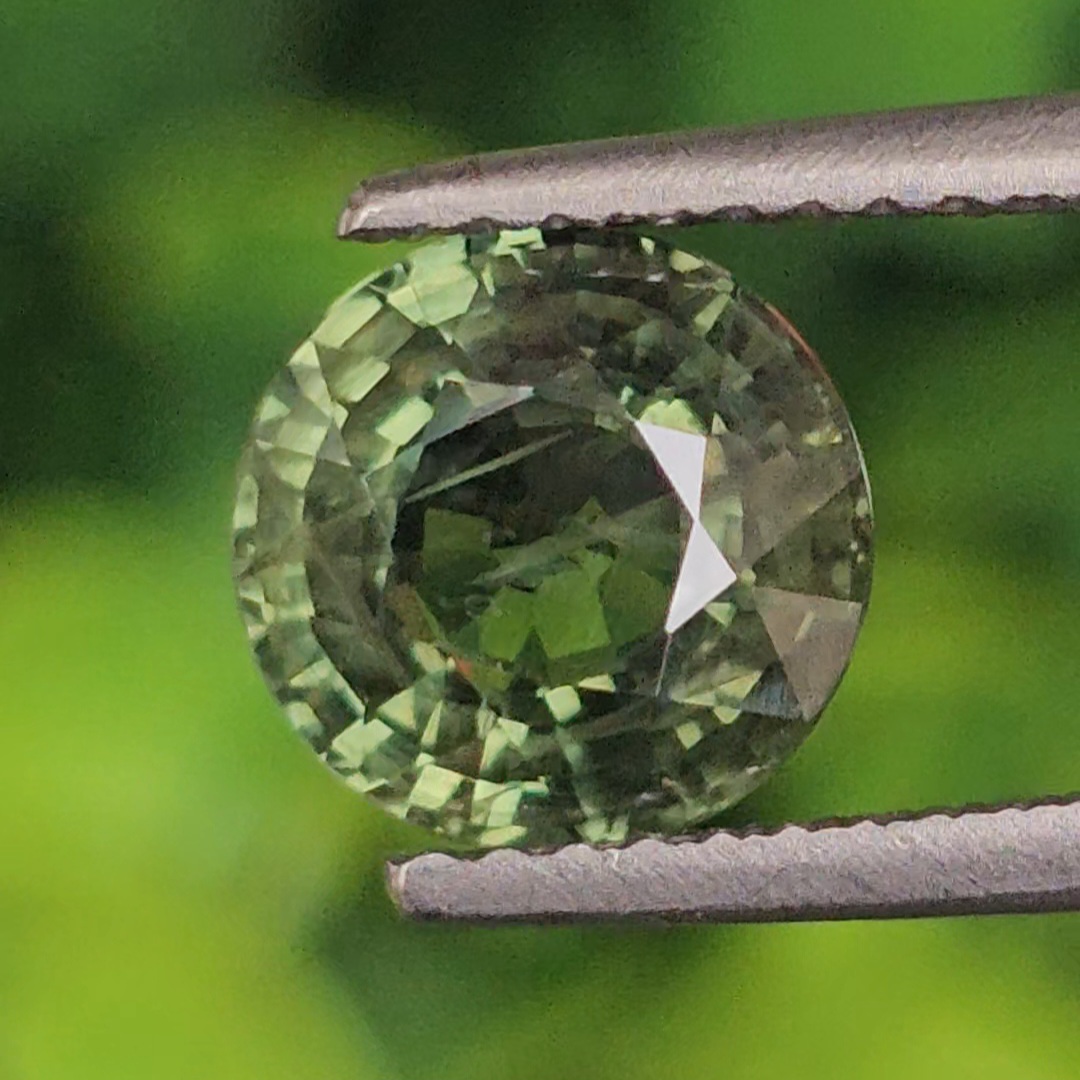 พลอย เขียวส่อง (Green Sapphire) 2.07 กะรัต (Cts.) พลอยแท้ อัญมณีมงคลประจําวันเกิด เครื่องประดับพลอย