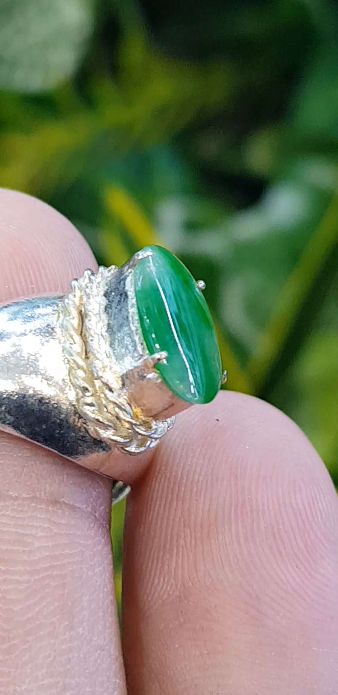 หยก พม่า แท้ Jade แหวนหยก 翡翠戒指 (Jadeite ring) 0.74 กะรัต (Cts.) (Size) 29 ดิบ ไม่ผ่านการปรับปรุง (Type A) พม่า (Myanmar)