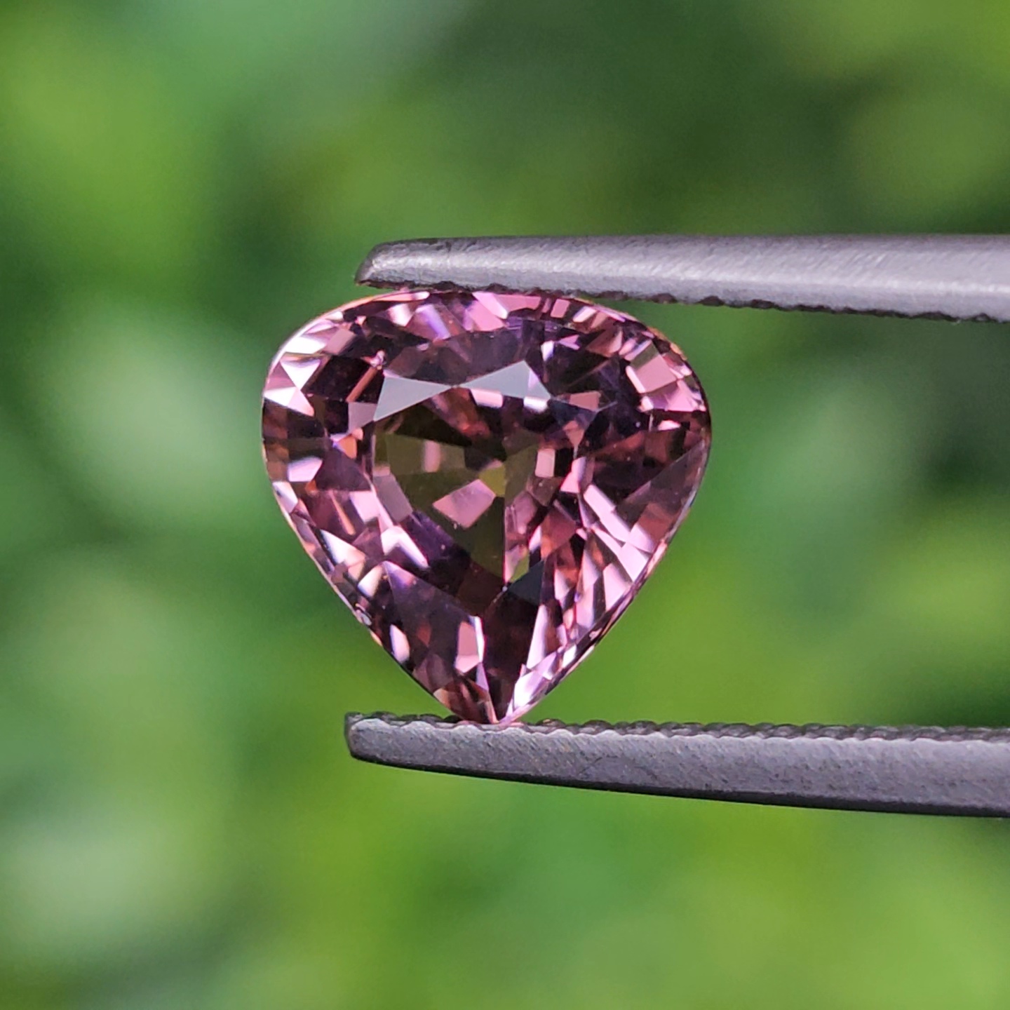 พลอย ชมพู ทัวร์มารีน (Pink Tourmaline) 1.96 กะรัต (Cts.) อัญมณีมงคลประจําวันเกิด เครื่องประดับพลอย