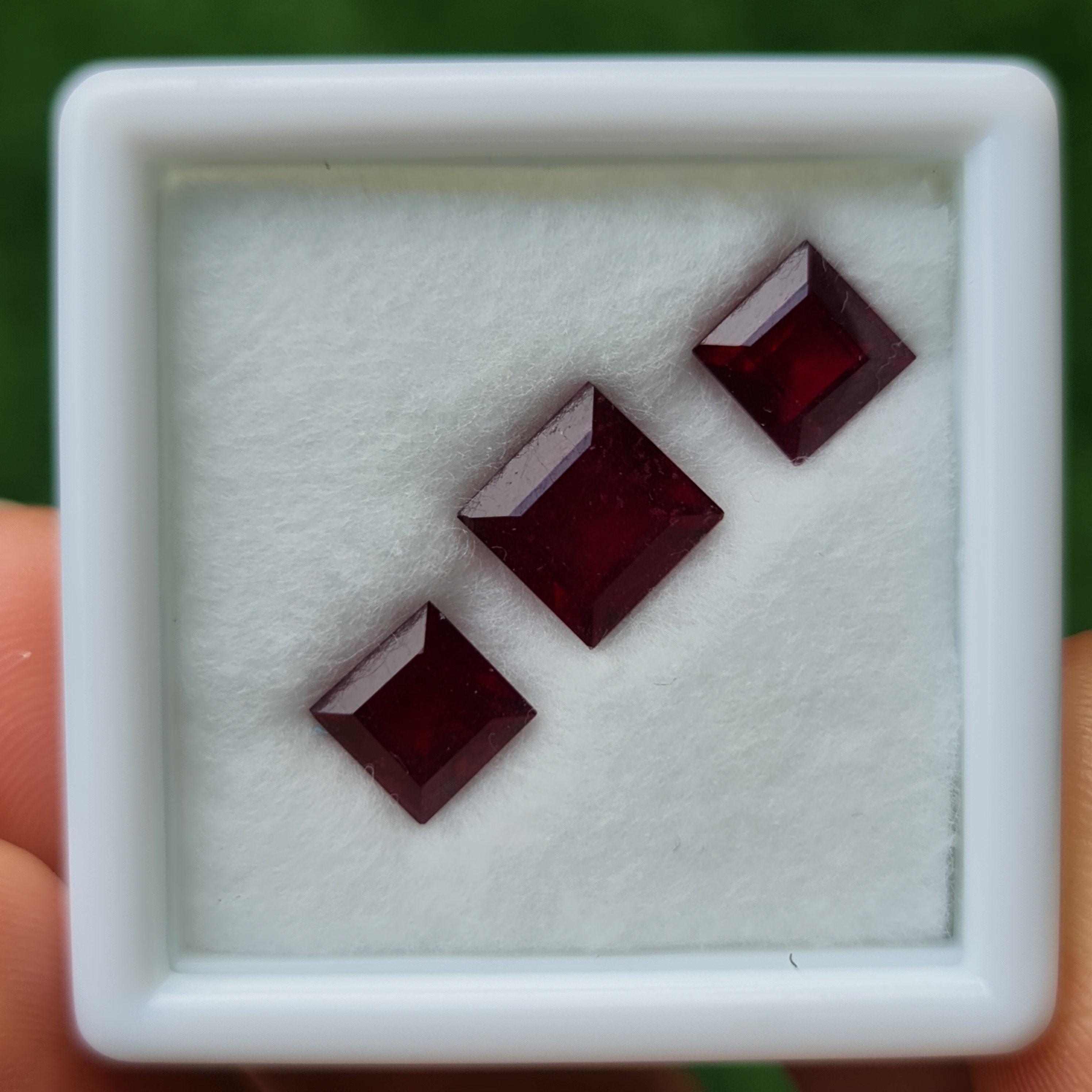 พลอย ทับทิม Ruby sapphire 3 เม็ด 7.40 กะรัต (Cts.) พลอยแท้ อัญมณีมงคลประจําวันเกิด เครื่องประดับพลอย