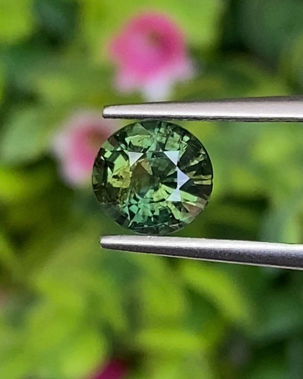 พลอย เขียวส่อง Green Sapphire 1.48 กะรัต (Cts.) ดิบ (Unheated) สี Vivid Green พร้อมใบเซอร์ (With Certificate) พลอยแท้ อัญมณีมงคลประจําวันเกิด เครื่องประดับพลอย