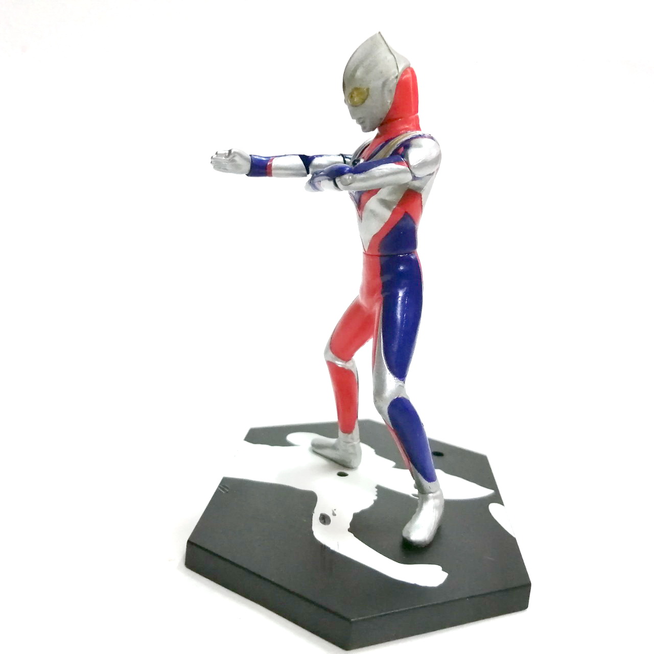 กาชาปอง ดิจิตอลเกรด ขยับแขนได้ อุลตร้าแมนทีก้า ขนาด 3 นิ้ว แขนมีข้อต่อ ขยับเปลี่ยนท่าได้ ***ตำหนิที่ฐาน