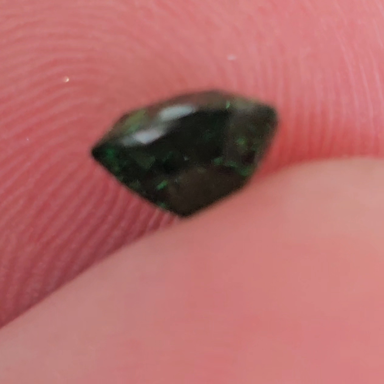 พลอย ซาโวไรท์ Tsavorite Garnet 1.11 กะรัต (Cts.) ดิบ Unheated พร้อมใบเซอร์ อัญมณีมงคลประจําวันเกิด เครื่องประดับพลอย