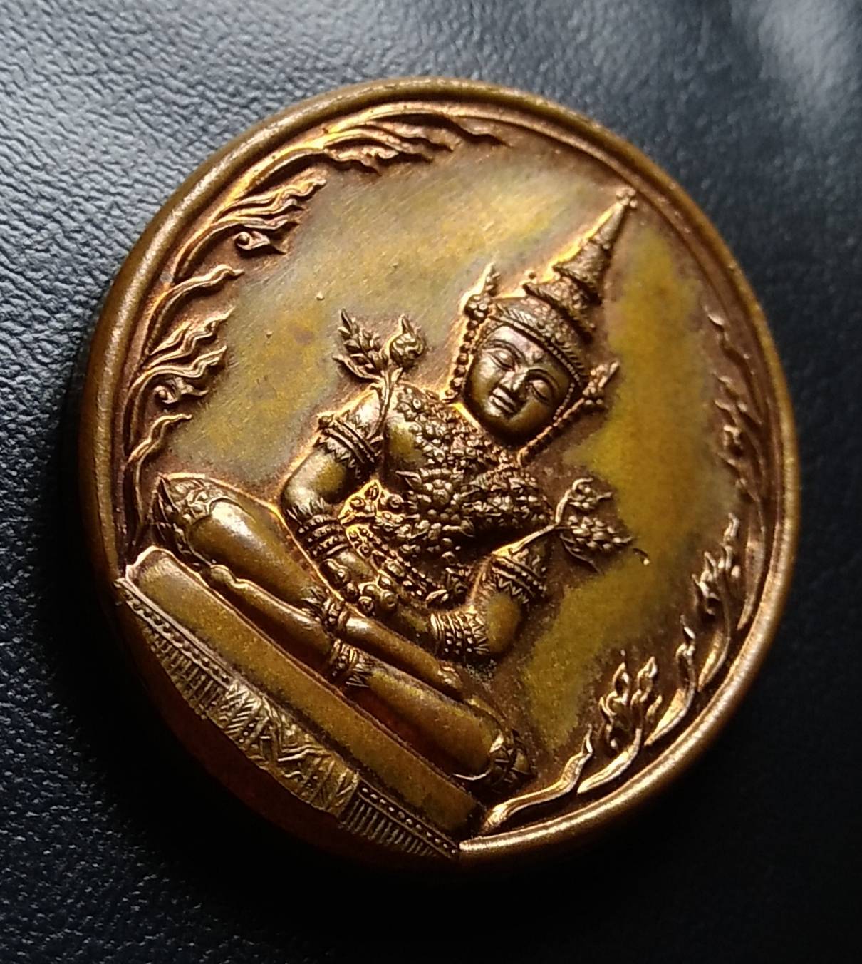 A897 เหรียญพระแก้วมรกต หลัง หลวงปู่ทวด ปี2546