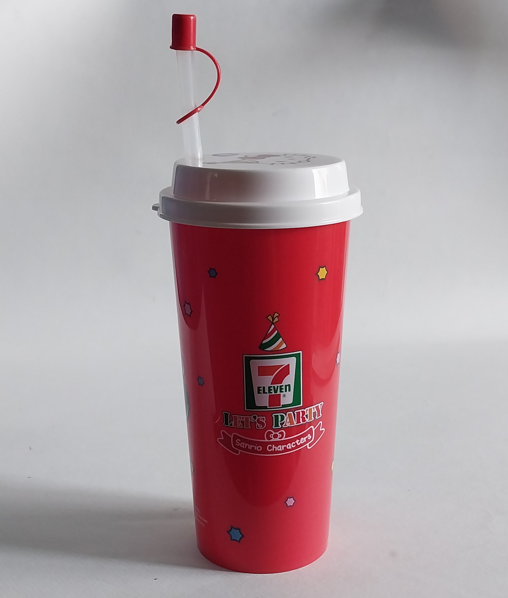 แก้วน้ำอัดลม ขนาดประมาณ 18 ออนซ์ ของสะสมจาก 7-11 Sanrio Collection สีแดง-ขาว ลายเฮลโหล คิตตี้ Hello Kitty