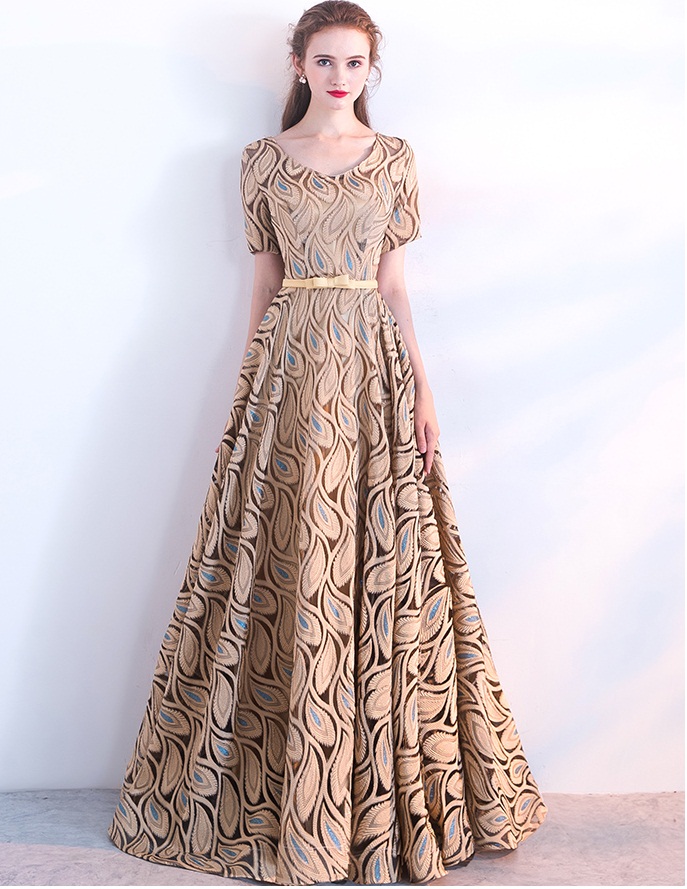 Pre-orderชุดราตรียาวแขนสั้นสีทองปักดิ้นลายขนนกยูงคาดโบว์ที่เอวเชือกผูกหลัง