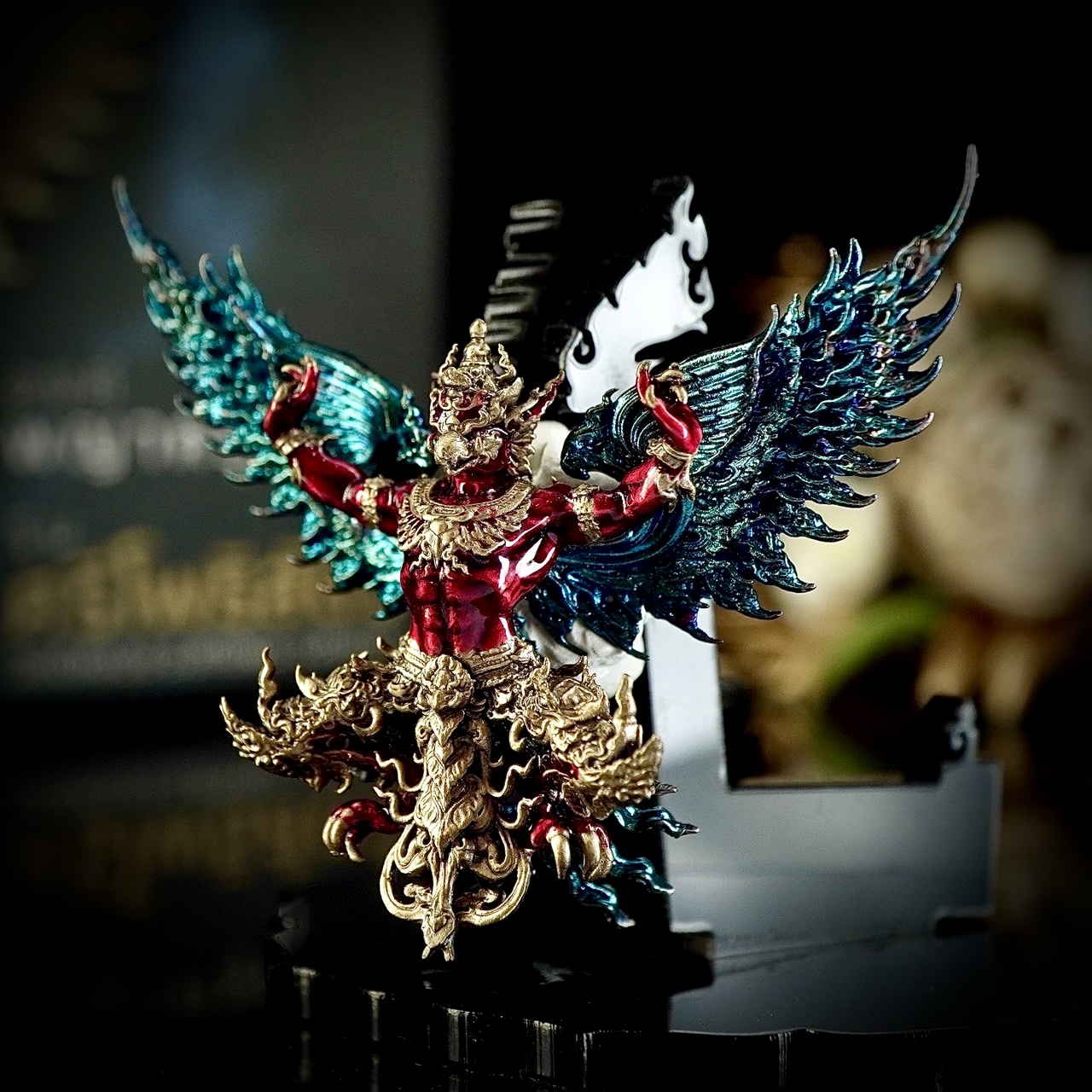 พญาครุฑ รุ่น ศรีโพธิ์สัตว์ รายการพิเศษศูนย์จอง เนื้อบรอนซ์ชุบซาติน ลงยาแดง ปีกรุ้ง (สีรุ้งแต่ละองค์จะแตกต่างกัน) ขนาดสูง 4 เซนติเมตร กว้าง 5 เซนติเมตร