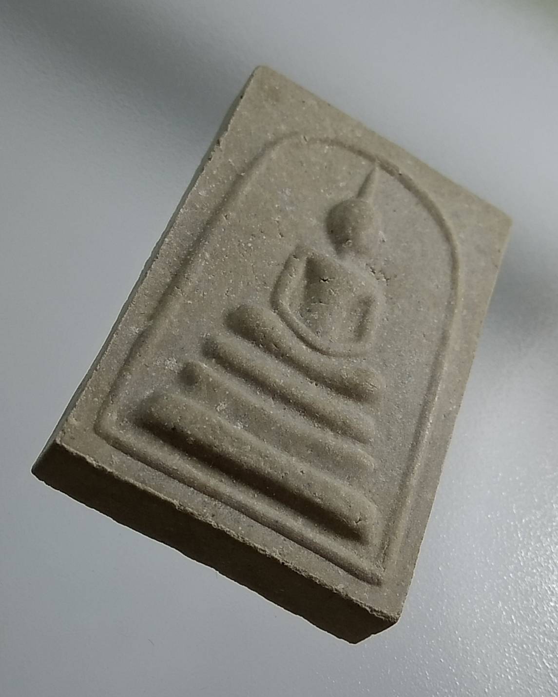 ก076 หลวงพ่อสาคร วัดหนองกรับ จ.ระยอง พระสมเด็จผงพรายกุมาร หลังยันต์ฝังพลอย ปี2552