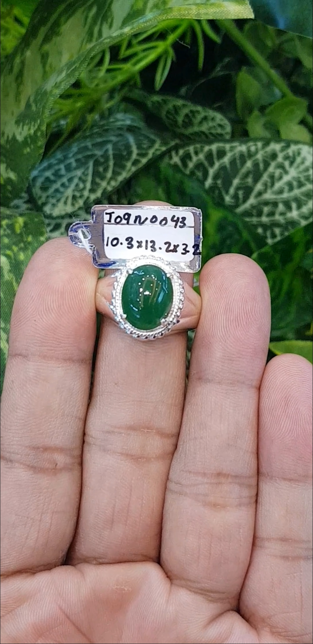 หยก พม่า แท้ Jade แหวนหยก 翡翠戒指 (Jadeite ring) 3.52 กะรัต (Cts.) (Size) 59 ดิบ ไม่ผ่านการปรับปรุง (Type A) พม่า (Myanmar)