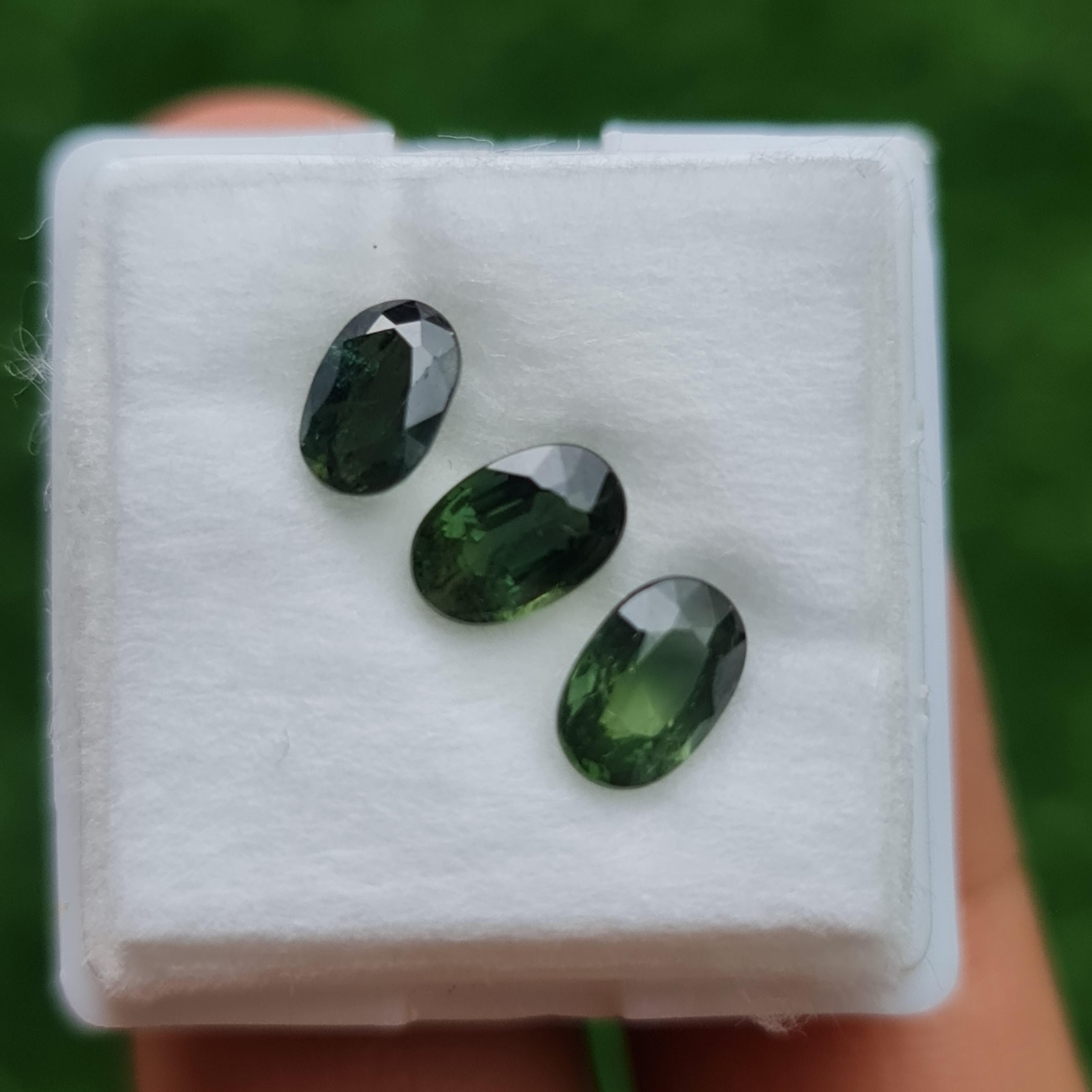 พลอย เขียวส่อง Green Sapphire 2.88 กะรัต (Cts.) 3 เม็ด (Pcs.) พลอยแท้ อัญมณีมงคลประจําวันเกิด เครื่องประดับพลอย