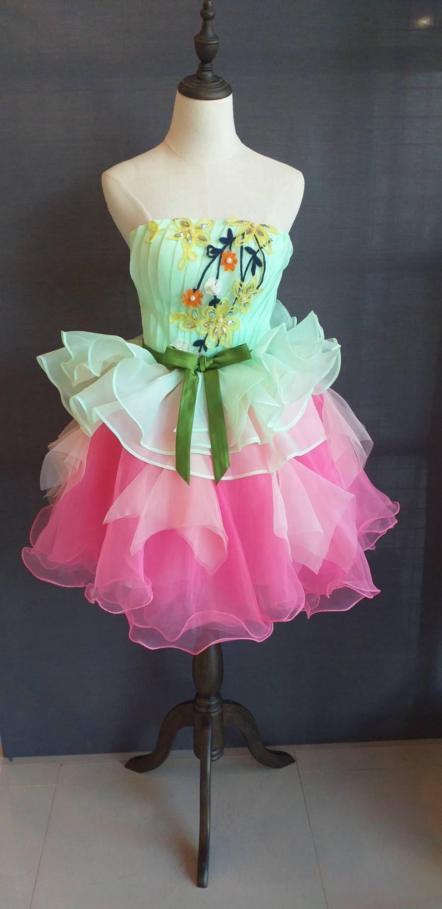 Pro-order ชุดแฟนซีสั้น แบบเกาะอก แต่งดอกไม้ คาดโบว์ที่เอว กระโปรงผ้าแก้ว เป็นชั้น ๆ