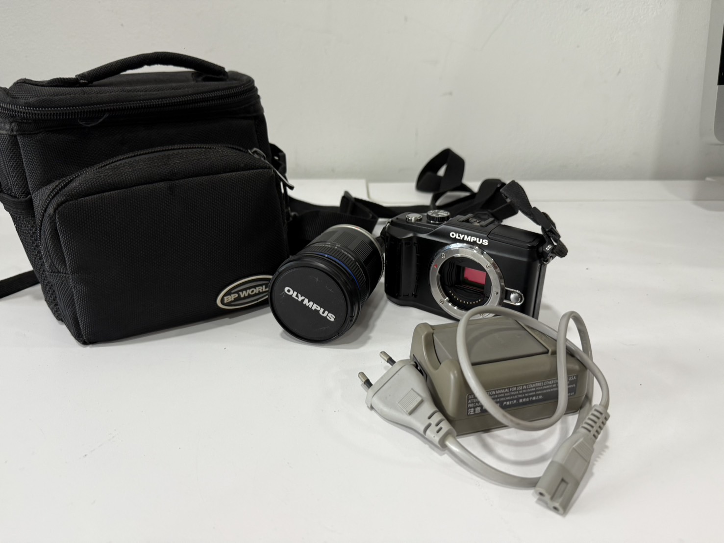 กล้องฟิล์ม Olympus E-PL2 +เลนส์ Olympus Digital 40-150 mm. + กระเป๋า + ที่ชาร์จ มีรอยตามการใช้งาน