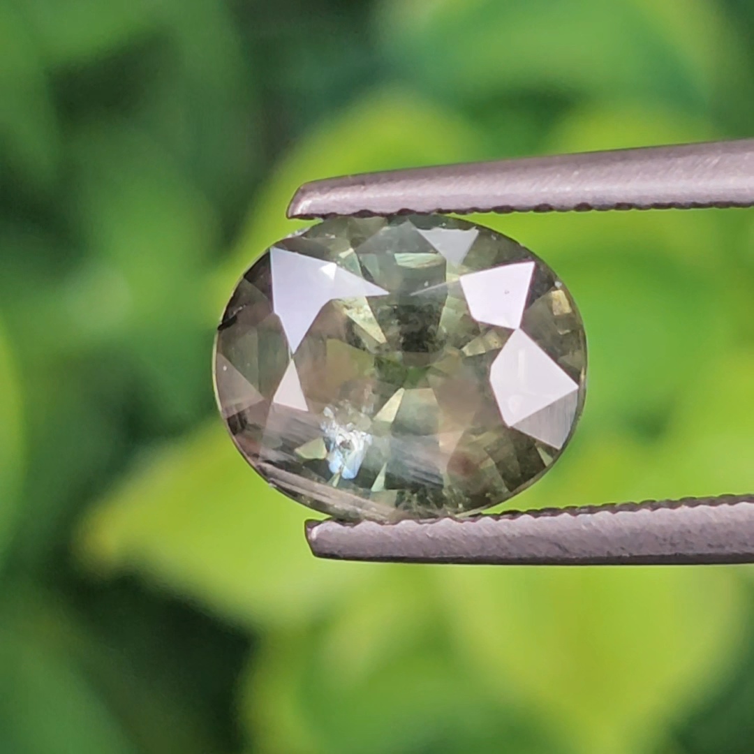 พลอย เขียวส่อง Green Sapphire 1.78 กะรัต (Cts.) ดิบ Unheated พลอยแท้ อัญมณีมงคลประจําวันเกิด เครื่องประดับพลอย