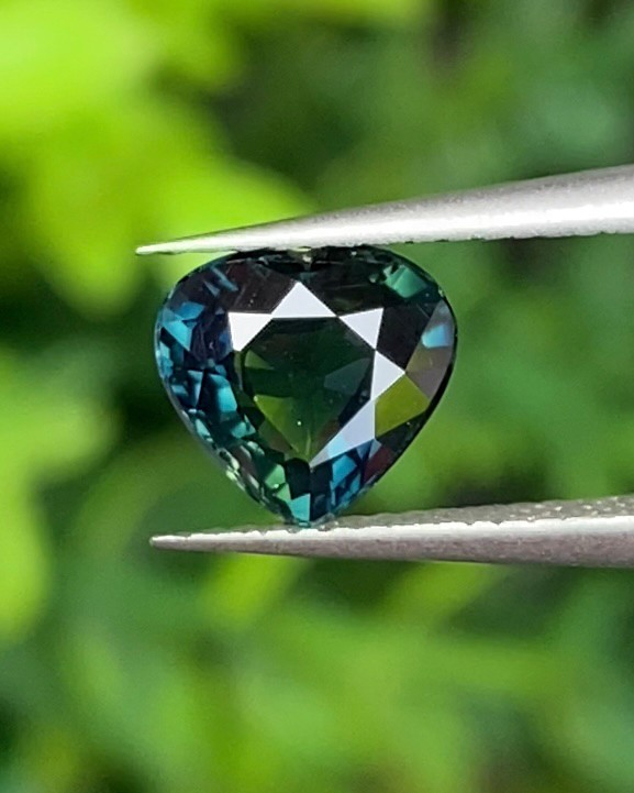 พลอย เขียวส่อง Green Sapphire 1.10 กะรัต (Cts.) ดิบ Unheated พร้อมใบเซอร์ พลอยแท้ อัญมณีมงคลประจําวันเกิด เครื่องประดับพลอย