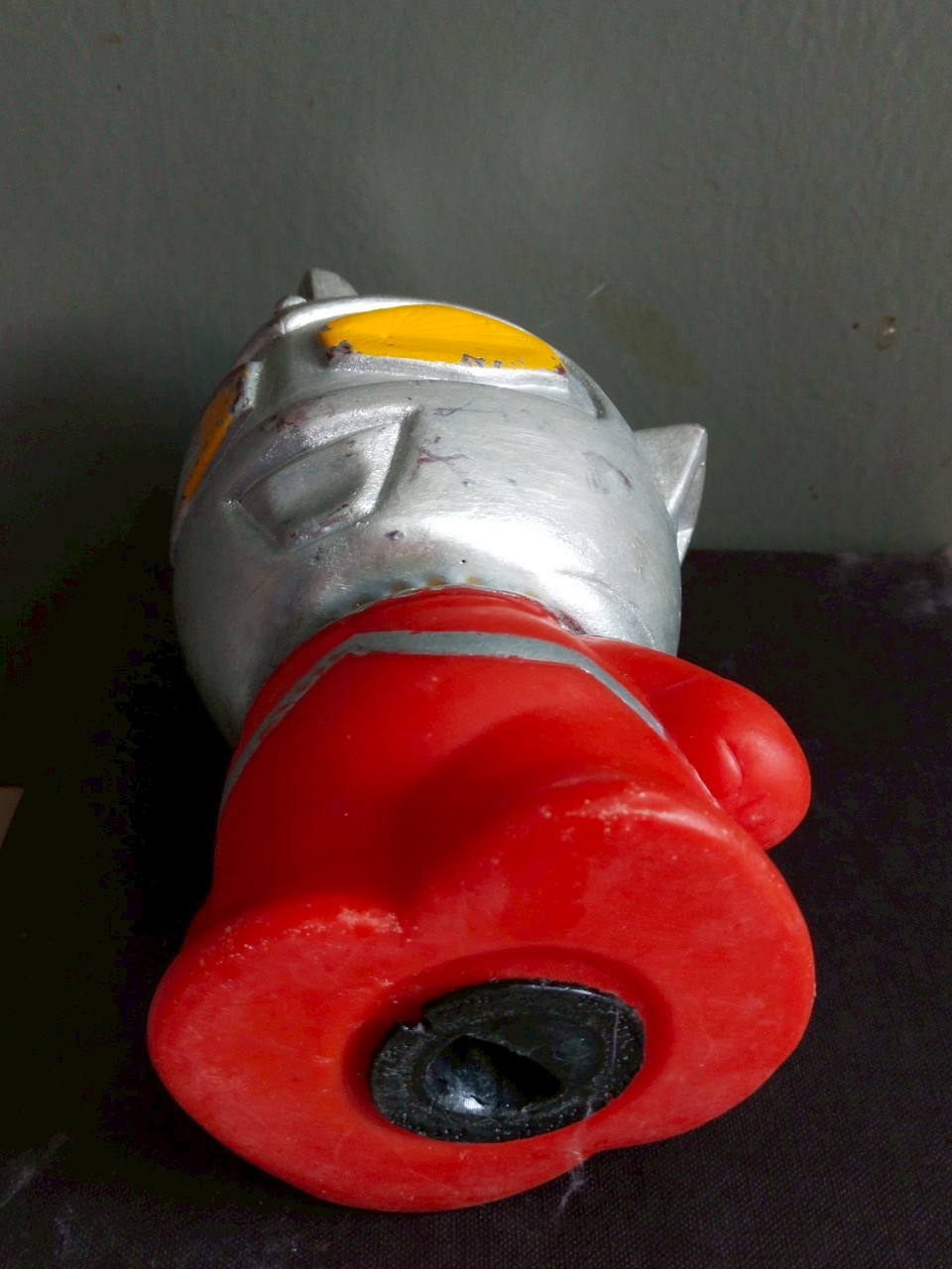 ออมสินอุลตร้าเซเว่น** ผ่านการทำสีมาบ้าง ขนาดประมาณ 6 นิ้ว ตามภาพ งานเก่าเก็บสะสม