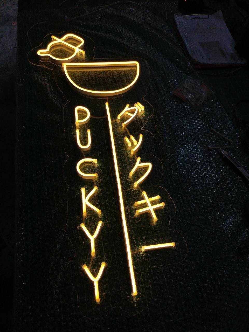 ป้ายไฟนีออน LED แสงสีเหลือง