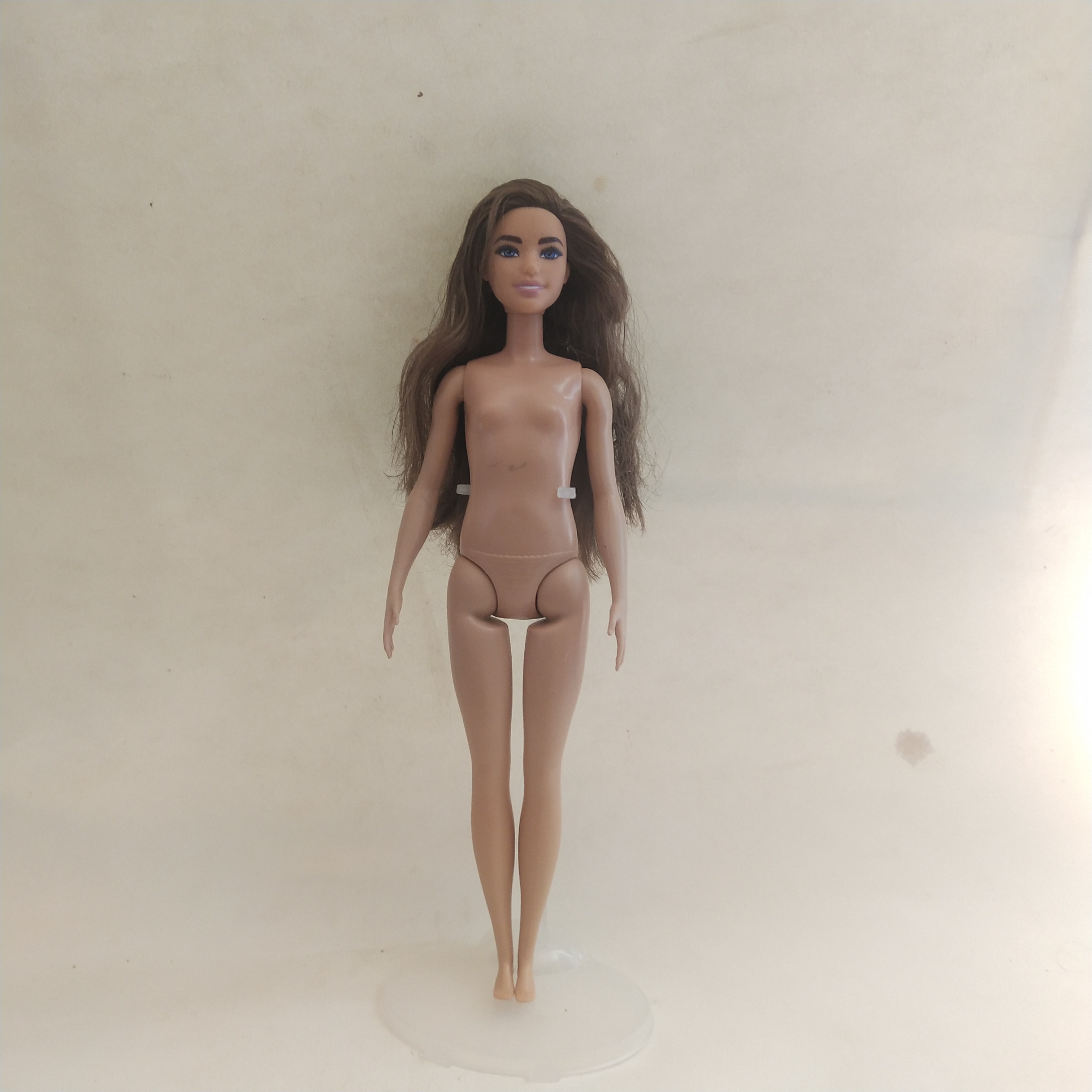 ตุ๊กตาบาร์บี้ **มีรอยบ้างที่ท้อง, ตุ๊กตาขาแข็งไม่ได้ รุ่นอกแบนไม่มีเอว ผมยาวสลวย ผิวเข้ม 2018 Mattel Indonesia