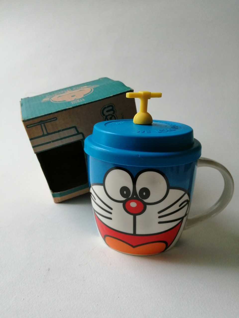 แก้วน้ำเซรามิกพร้อมฝาซิลิโคน ลายโดราเอม่อน"We Love Doraemon" ของสะสมจากเทสโก้ โลตัส,Ceramic glass, Doraemon "We Love Doraemon" collectible glass from Tesco Lotus,กล่องเก่าเก็บตามสภาพ โปรตรวจสอบทุกภาพ