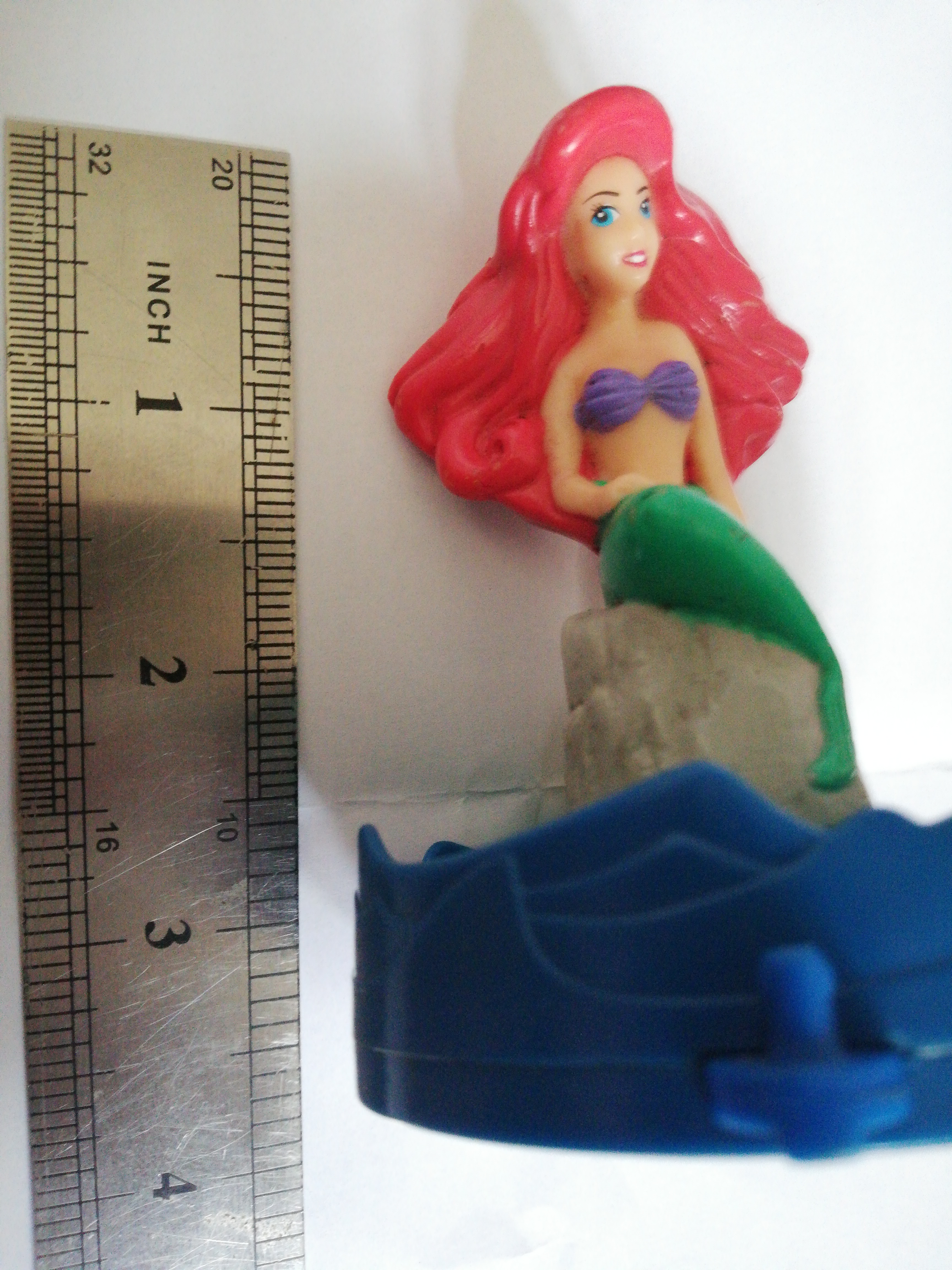 ของสะสมเจ้าหญิงเงือกน้อย The Little Mernaid, Arial แอเรี่ยล จากดิสนีย์ ฟิกเกอร์ แอเรี่ยลนั่งบนโขดหิน มีปลาว่ายน้ำหมุนรอบแอเรี่ยล ด้านล่างเป็นล้อ เมื่อเข็นล้อ น้ำและปลาจะหมุน**ระบบลานเก่า หมุนไม่ค่อยไป ใช้มือจับปลาหมุนแทนได้ ***ช่วงหัวเข่าแอเรี่ยลสีลอกเล็ก