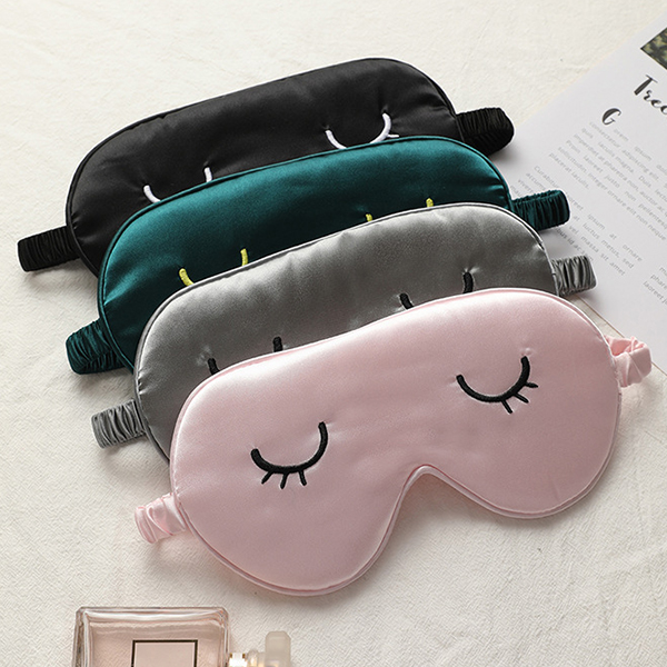 🚩พร้อมส่ง🚩ผ้าปิดตาซาตินหนานุ่มพร้อมถุงเก็บ ปักลายน่ารัก ผ้าละมุนผิวกันแสงมิด หลับสนิททั้งคืน - Sleeping eye cover (AC142-ปักลาย)
