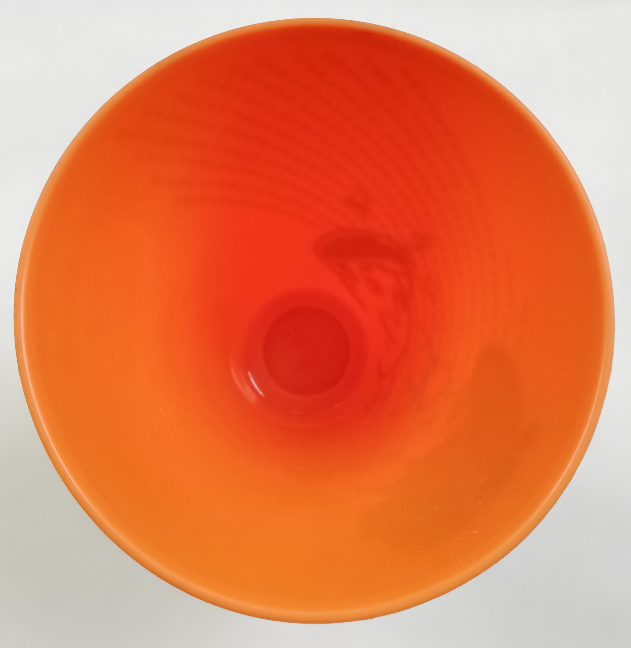 ของสะสมเก่า แก้วน้ำพลาสติกทรงกรวยสีส้ม พิมพ์ลายผู้หญฺิงและผู้ชายบนจุดสีดำ ฐานกลมแบน ของสะสมจากน้ำอัดลมมิรินด้ารสส้ม Mirinda,Orange