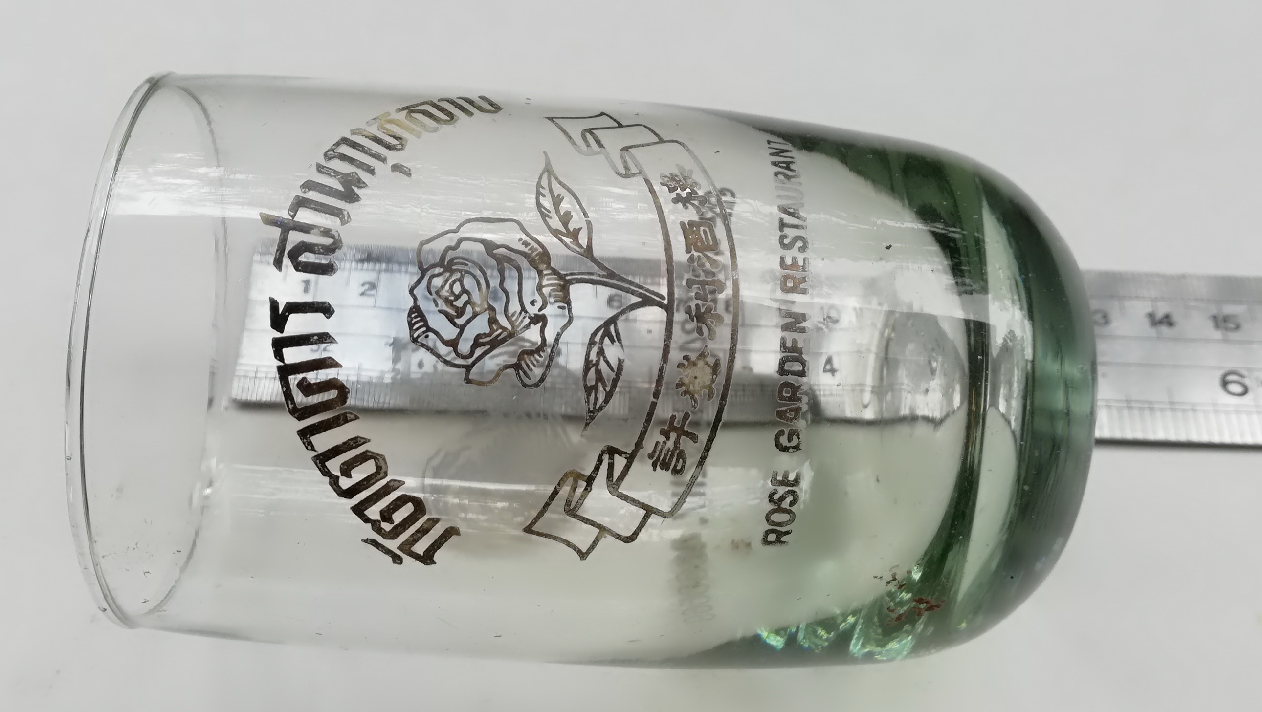 ของเก่าสะสม แก้วน้ำของสะสมจาภัตตาคารสวนกุหลาบ ROES GARDEN RESTAURANT ลายดอกกุหลาบและมีลายไก่ที่ด้านหลัง เส้นผ่าศุนย์กลางประมาณ 3" ความสูงประมาณ 7" **ของเก่ามีตำหนิ โปรดตรวจสอบทุกภาพ