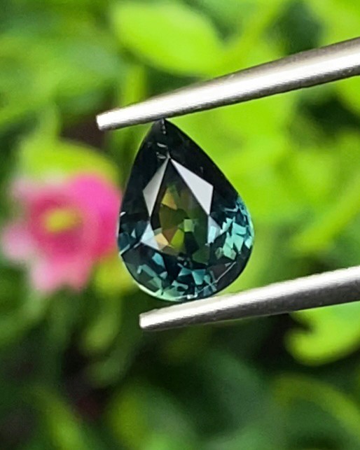 พลอย แซฟไฟร์ 3 สี Tricolor Sapphire 1.33 กะรัต (Cts.) ดิบ Unheated พลอยแท้ อัญมณีมงคลประจําวันเกิด เครื่องประดับพลอย