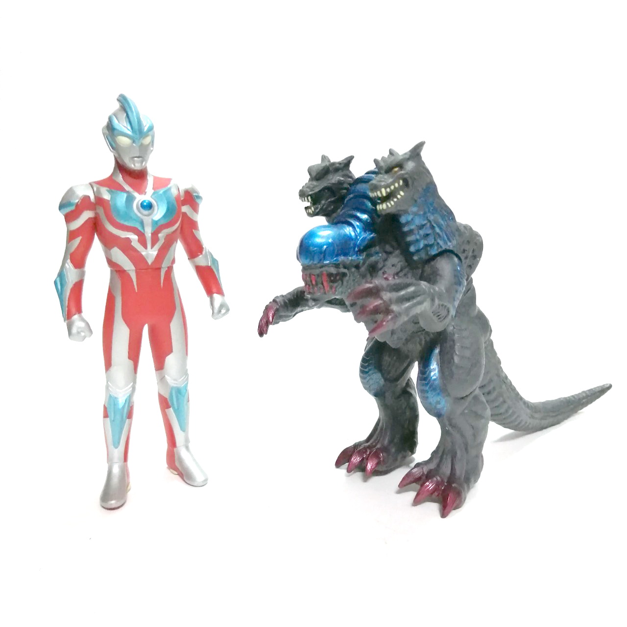 ซอฟ 5นิ้ว สปาร์คดอล อุลตร้าแมน กิงกะ และ สัตว์ประหลาด 3หัว กัลเบรอส(GALBEROS) ศัตรูคู่อาฆาตตัวนี้รุ่นอุลตร้าแมนกิงกะ สติ๊กเกอร์ใต้เท้าอยู่ครบ งานปี 2013 สภาพดี ขายคู่2ตัวไม่แยก