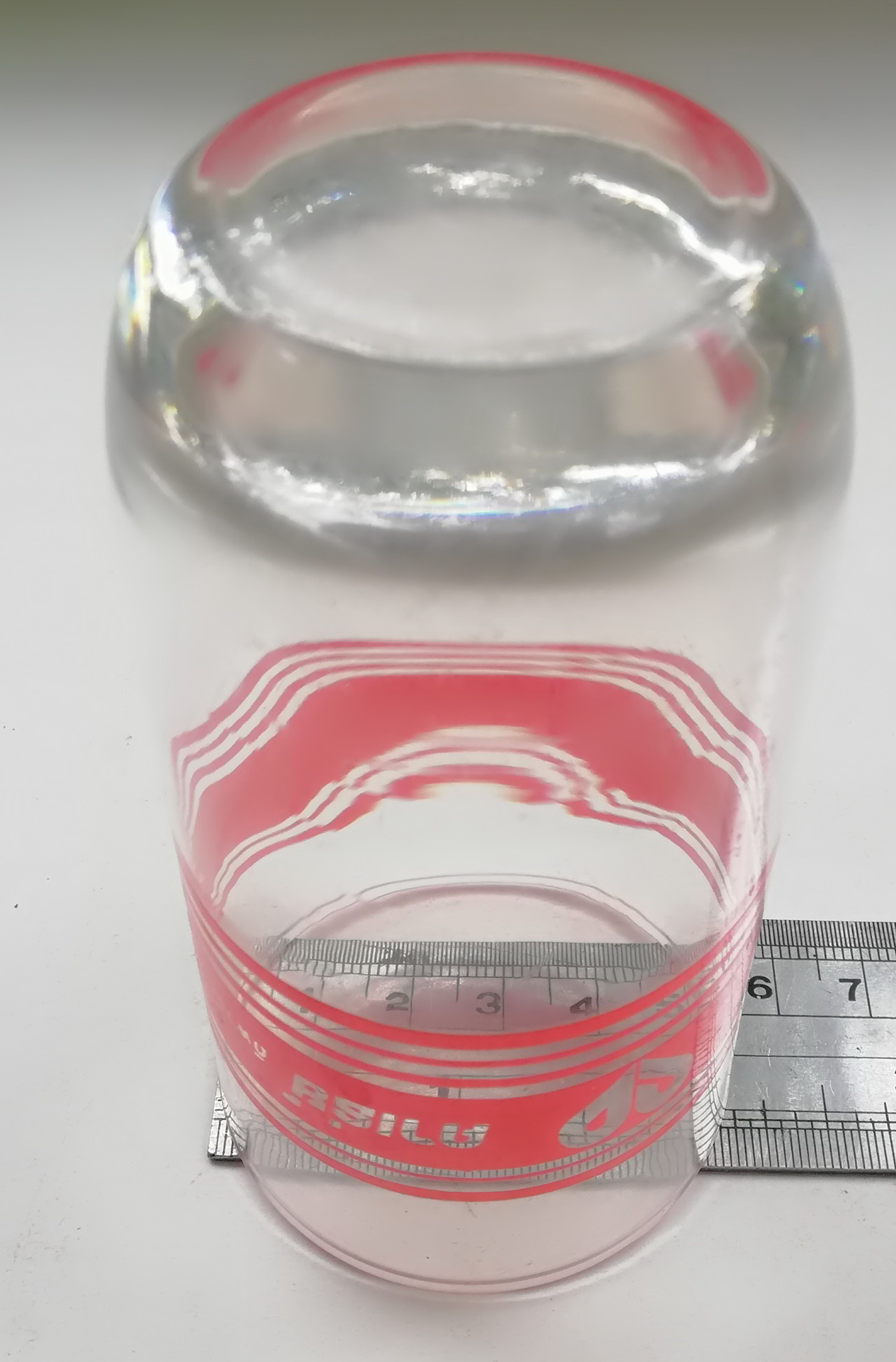 ของเก่าสะสม แก้วน้ำพิมพ์ลายแส้นสีแดง ของห้างคาเธย์ดีพาร์ทเม้นท์สโตร์ เส้นผ่าศุนย์กลางประมาณ 2" ความสูงประมาณ 4.5"