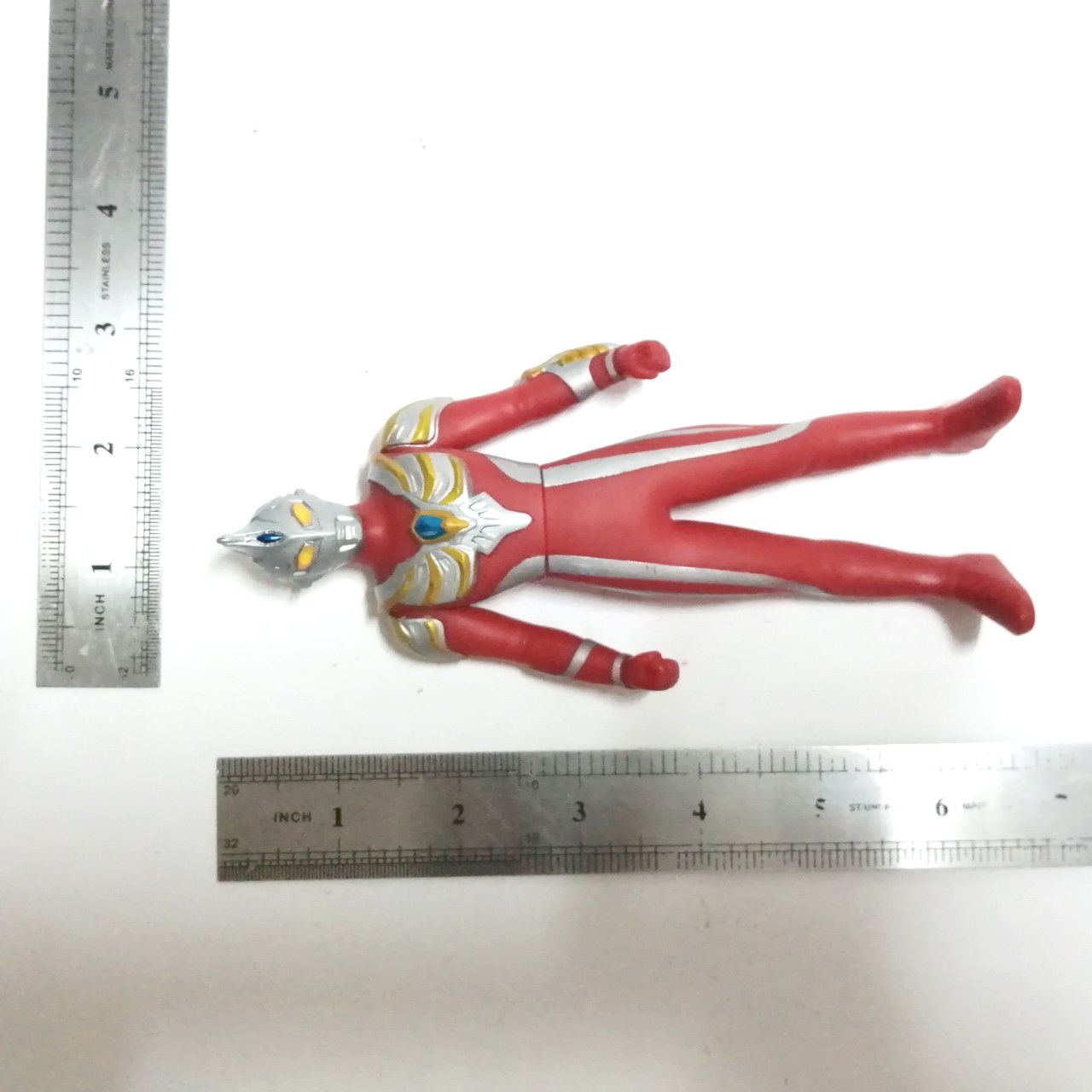 ซอฟ6นิ้้้้ว อุลตร้าแมนแม๊กซ์ ขนาดตามภาพ สภาพดี มีรอยบ้าง งาน bandai 2009