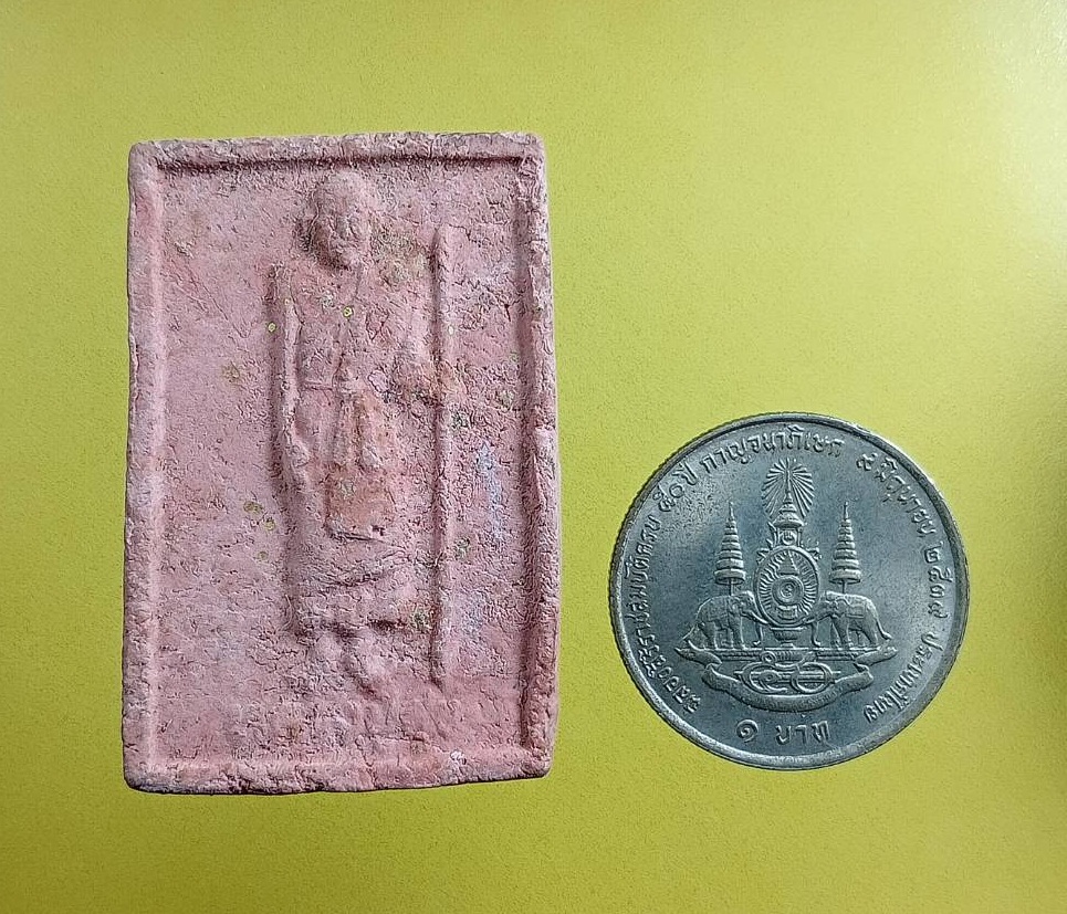 ผ3034 พระผง หลวงปู่ศุข วัดปากคลองมะขามเฒ่า จ.ชัยนาท หลังมณฑป รุ่นเนื้อกระเบื้องมณฑป ปี2546