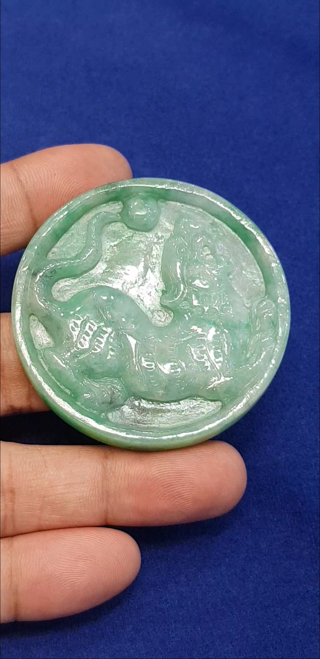 หยก พม่า แท้ Jade จี้หยก 3 สี แกะสลักรูปพญาเสือ (jadeite) ดิบ ไม่ผ่านการปรับปรุง (Type A) พม่า (Myanmar)