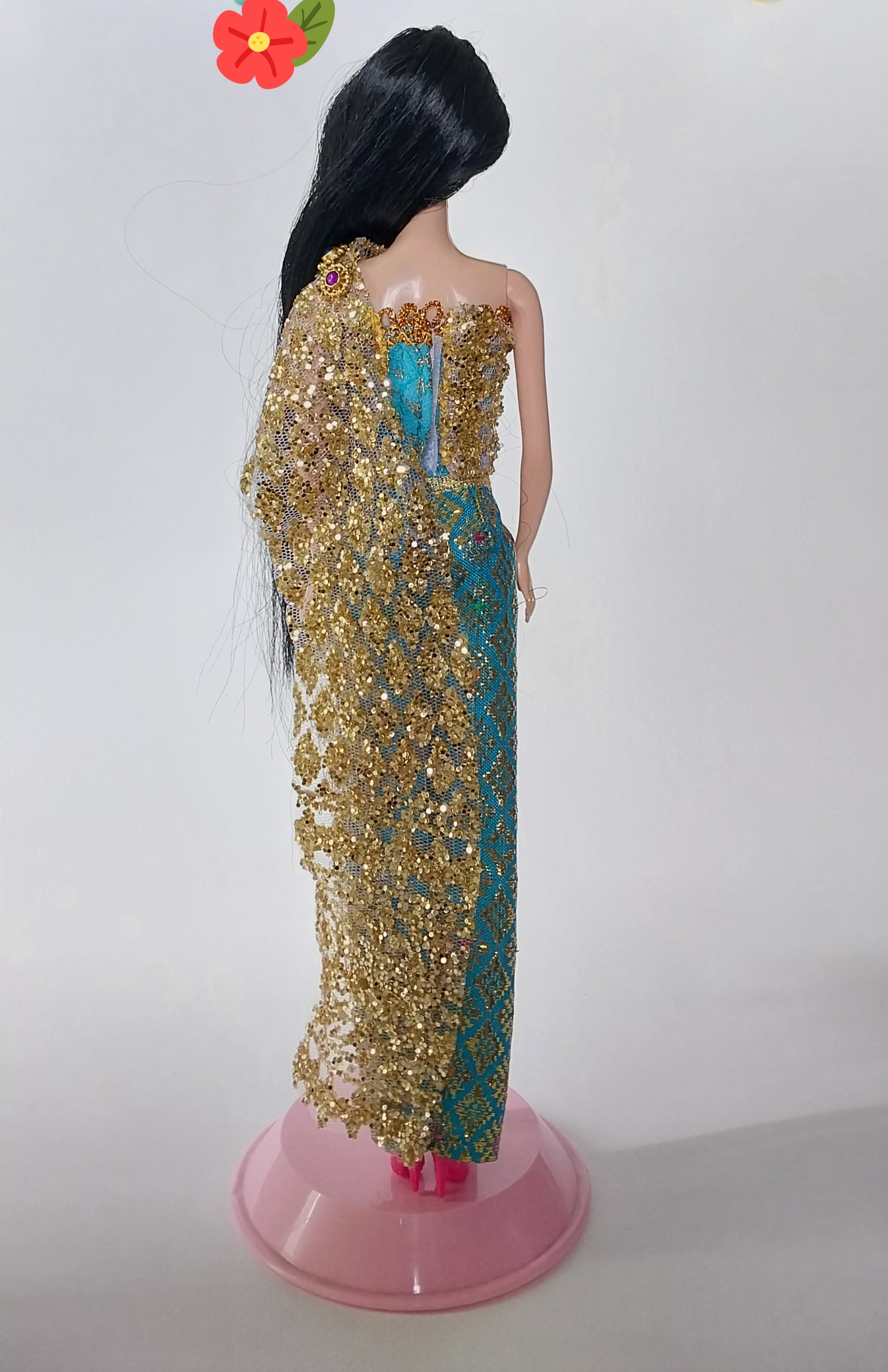 ชุดไทยผ้าจีบหน้านางสีฟ้า และผ้าสะใบสีทอง พร้อมสายสะพายงานสวย พร้อมรองเท้าส้นสูงสีชมพู ***แถม นางแบบ