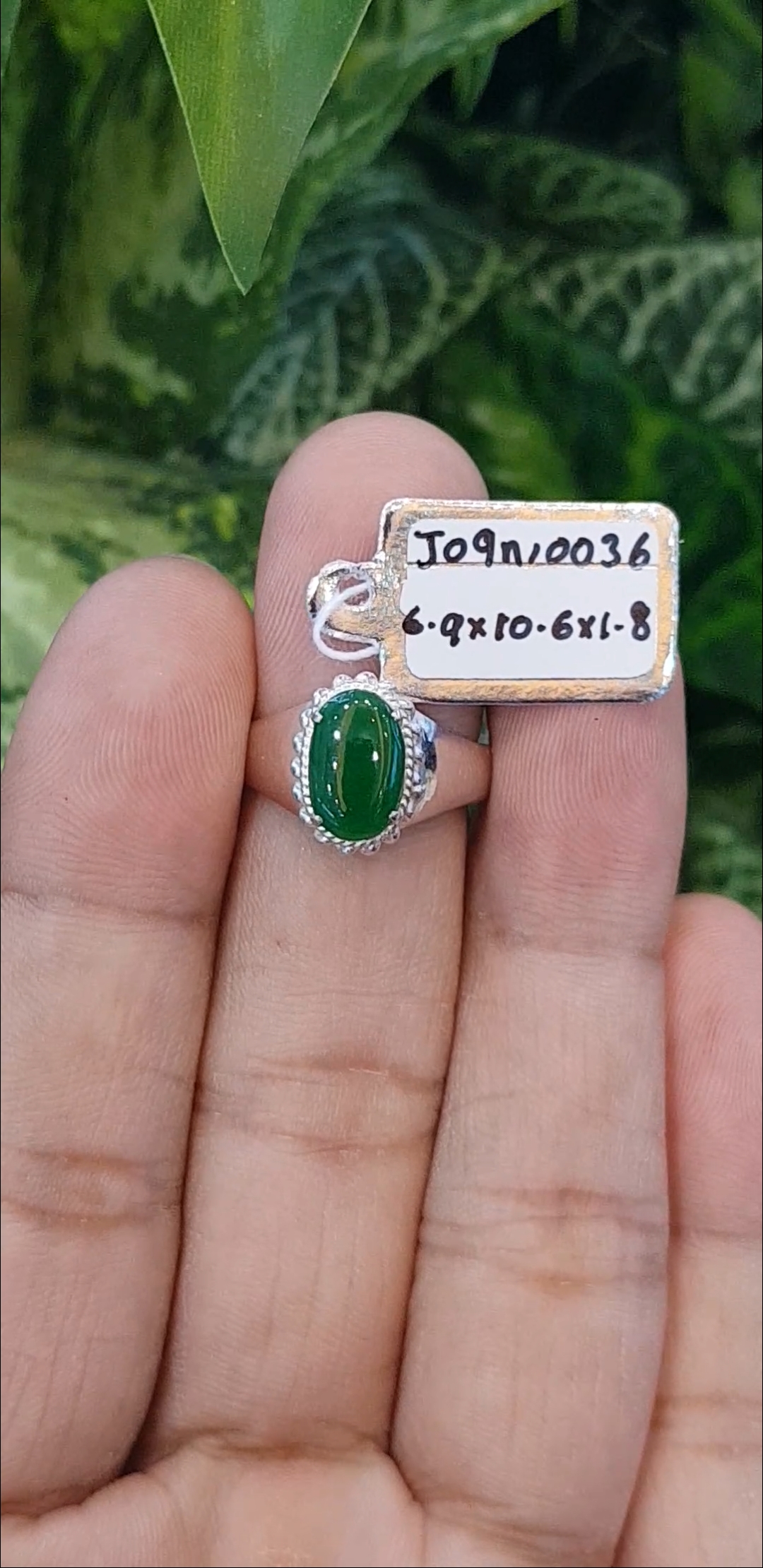 หยก พม่า แท้ Jade แหวนหยก 翡翠戒指 (Jadeite ring) 1.07 กะรัต (Cts.) (Size) 57 ดิบ ไม่ผ่านการปรับปรุง (Type A) พม่า (Myanmar)
