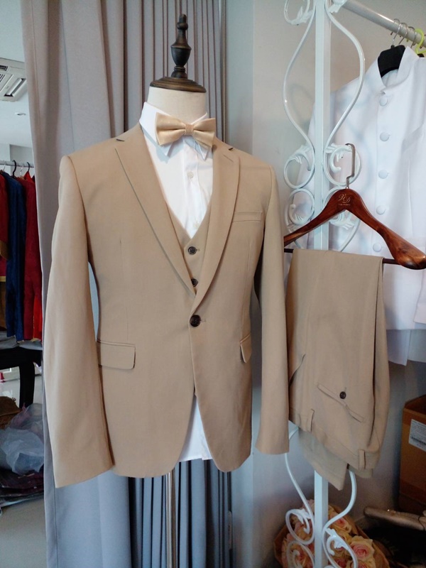 เช่า ชุดสูทชาย สีเบจกากี สไตล์เกาหลี เซต 3 ชิ้น