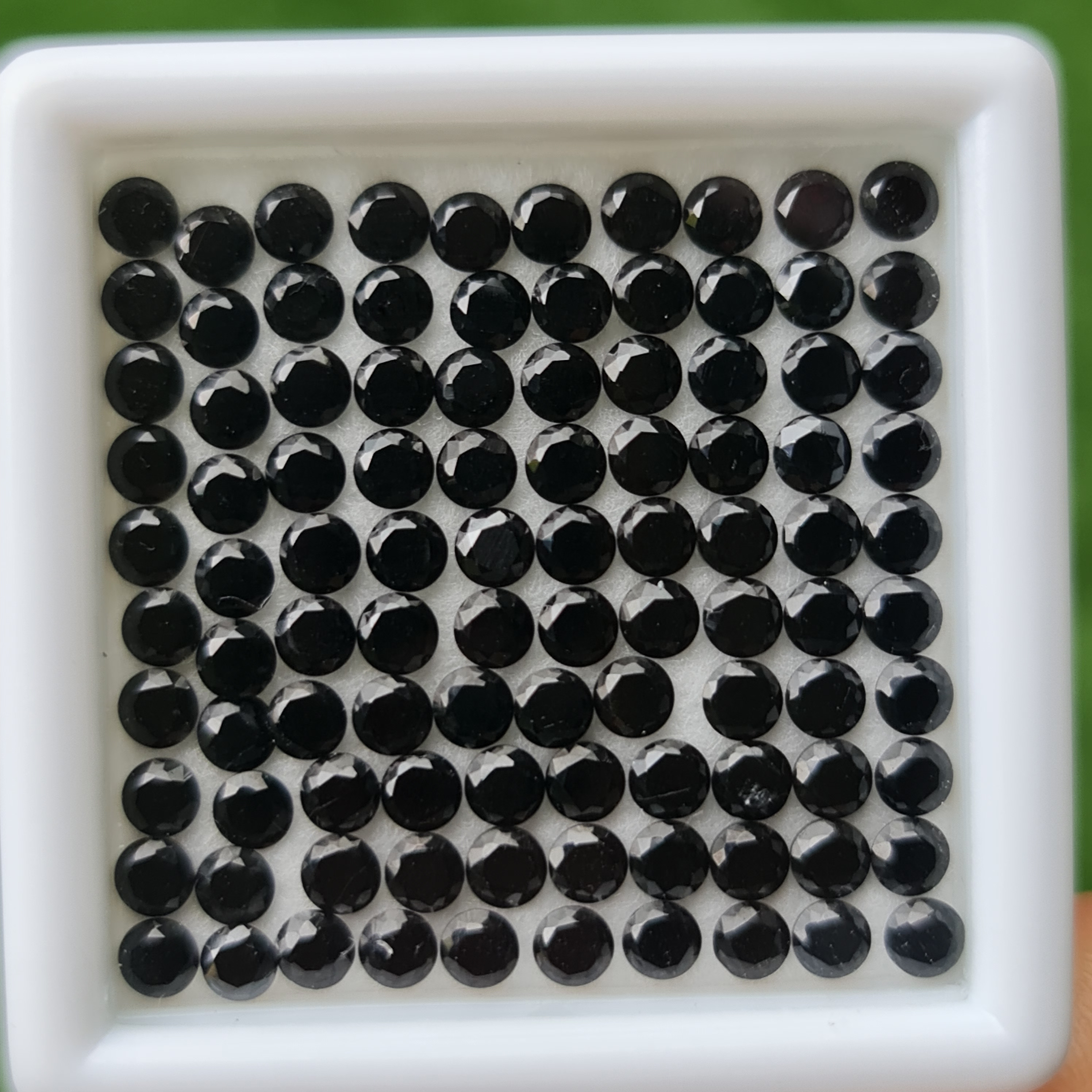 พลอย แบล็ค สปิเนล (Black Spinel) 15.20 กะรัต (Cts.) 100 เม็ด พลอยแท้ อัญมณีมงคลประจําวันเกิด เครื่องประดับพลอย