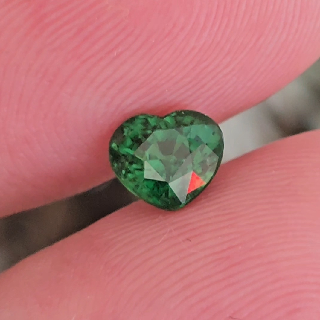 พลอย ซาโวไรท์ Tsavorite Garnet 1.16 กะรัต (Cts.) ดิบ Unheated พร้อมใบเซอร์ อัญมณีมงคลประจําวันเกิด เครื่องประดับพลอย