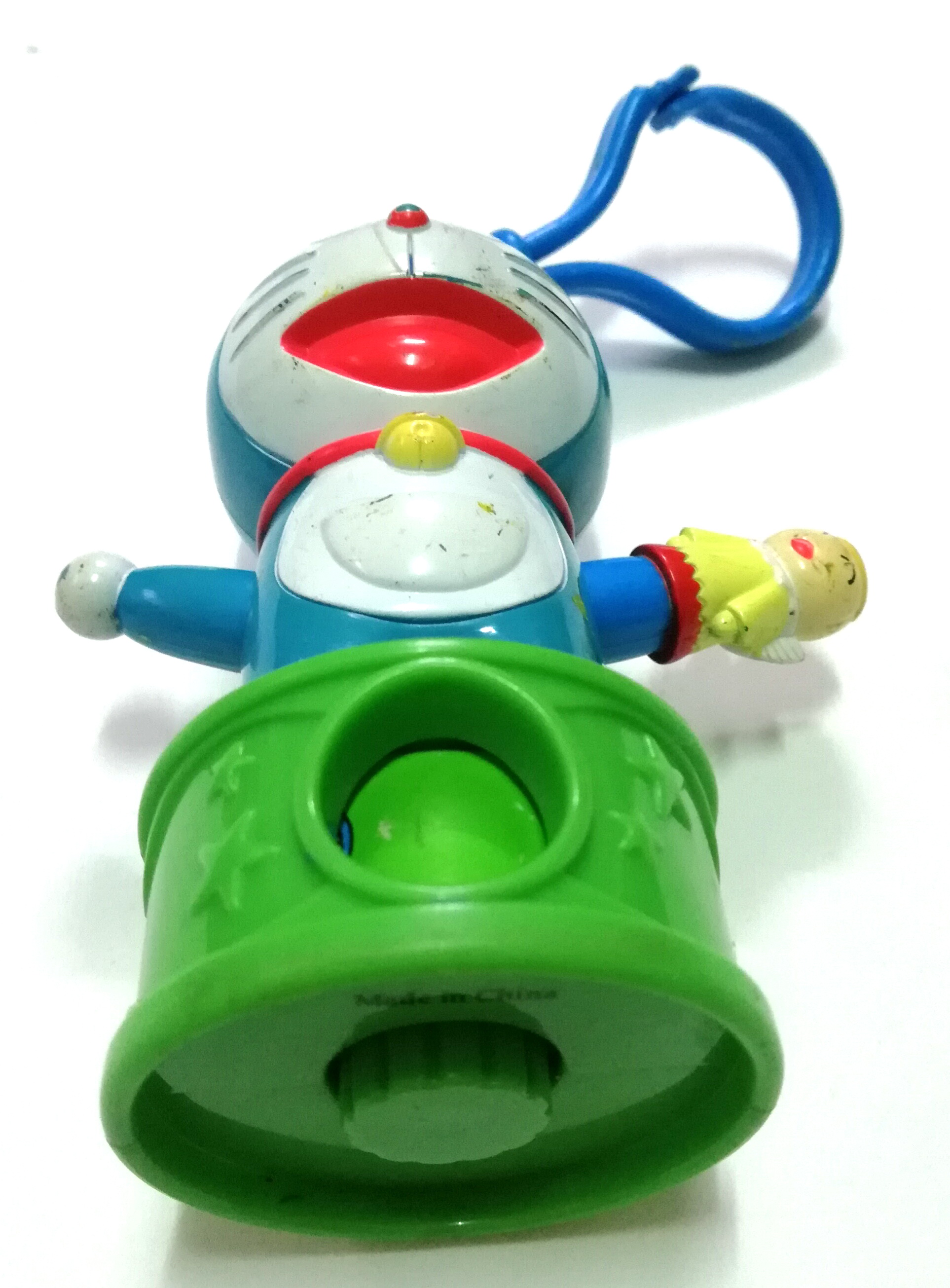 ของสะสมโดเรม่อน โดราเอม่อนกล้อง-พวงกุญแจ มือซ้ายเป็นนางฟ้า**ภาพในช่องมองมีตำหนิ และตัวโดราเอม่อนมีตำหนิตามภาพ