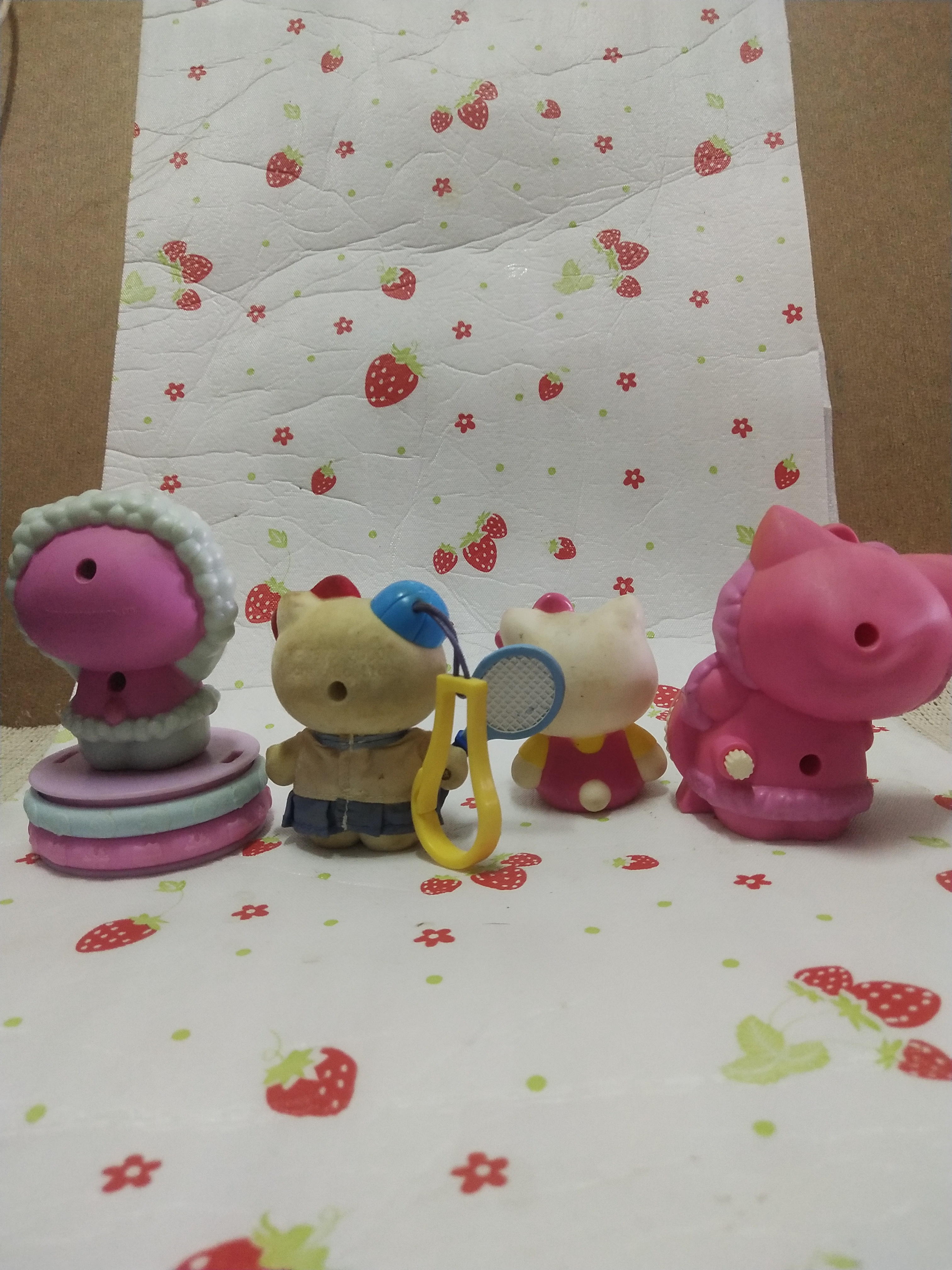 มีหลายภาพของสะสม จากแมคโดนัล และ มิสเตอร์โดนัท Hello Kitty คิตตี้ กรุณาเลือกแบบ ( ราคาตัวละ)