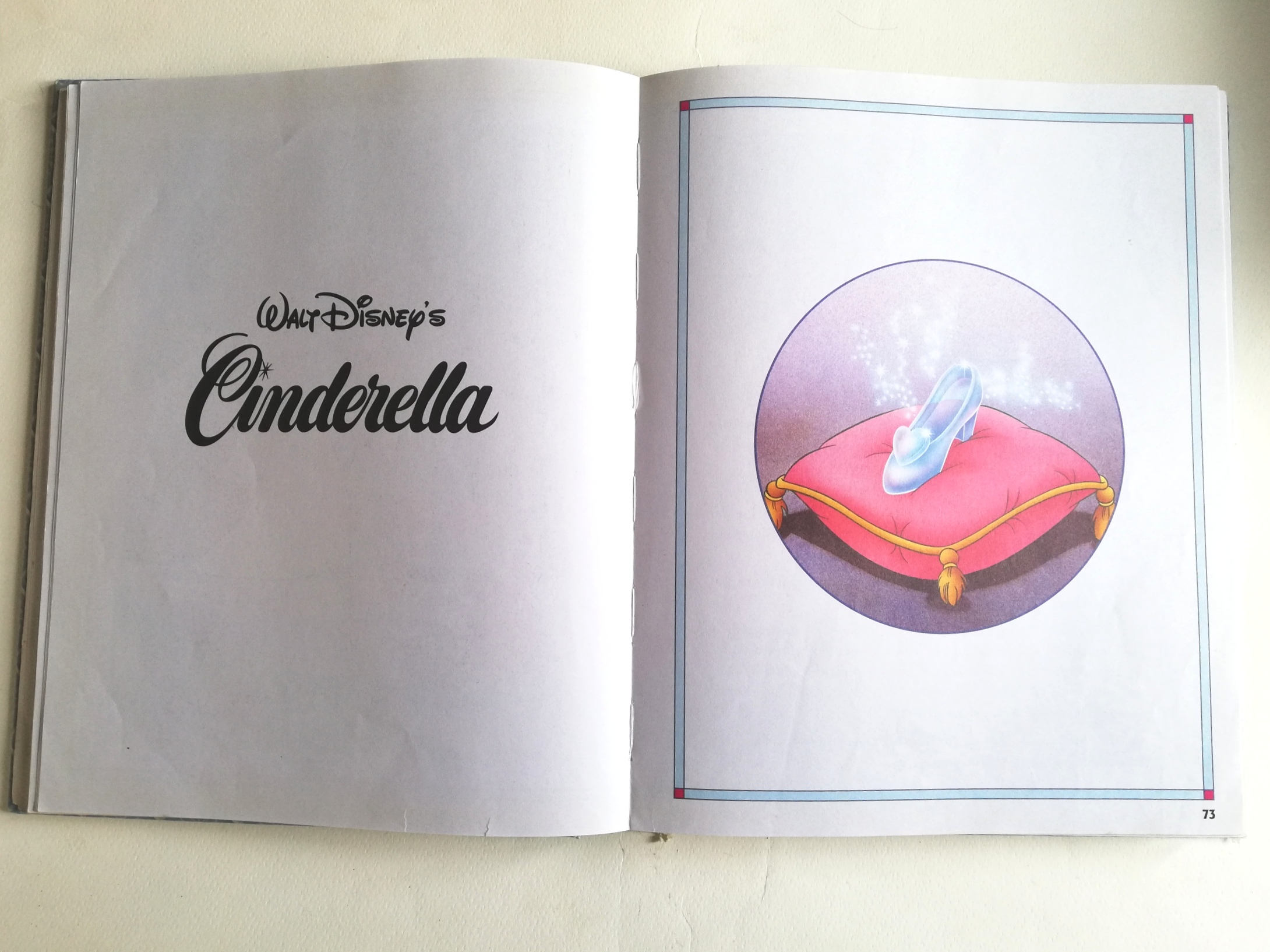 หนังสือนิทานดิสนีย์เก่า **มีตำหนิหลายจุดในบทแรกๆ ปกหลังหลุดจากสัน หนังสือเล่มใหญ่ ปกแข็ง ประกอบด้วย: สโนว์ไวท์กับคนแคระทั้งเจ็ด, โรบินฮู้ด, ซินเดอเรลล่า, ทาร์ซาน, ศักดิ์ศรีของซิมบ้า, มู่หลาน, เฮอร์คิวลิส, บั๊กไลฟ์