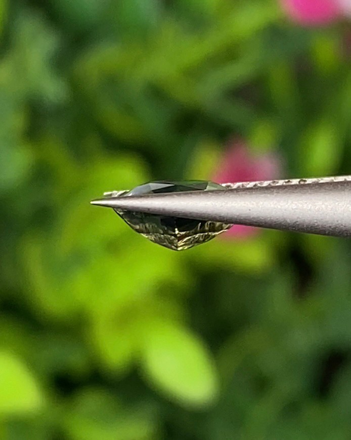 พลอย แซฟไฟร์ 2 สี Bi-Color Sapphire 1.23 กะรัต (Cts.) พลอยแท้ อัญมณีมงคลประจําวันเกิด เครื่องประดับพลอย