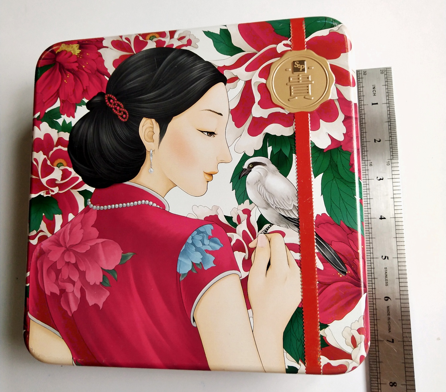 ของสะสม กล่องสังกะสี (กล่องโลหะ) กล่อง ขนมไหว้พระจันทร์ S&P ทรงสี่เหลี่ยม ตัวกล่องพิมพ์ลายดอกไม้สีแดง และฝาพิมพ์ลายผู้หญิงจีนกับนก