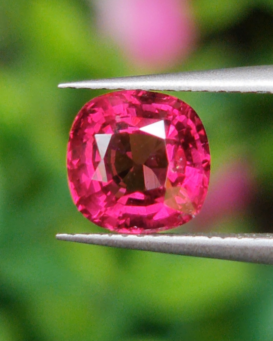 พลอย โรโดไลต์ กาเน็ท Rhodolite Garnet 1.75 กะรัต Cts.พลอยแท้ อัญมณีมงคลประจําวันเกิด เครื่องประดับพลอย