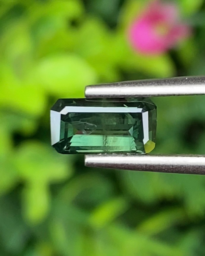 พลอย เขียวส่อง Green Sapphire 1.16 กะรัต (Cts.) พลอยแท้ อัญมณีมงคลประจําวันเกิด เครื่องประดับพลอย