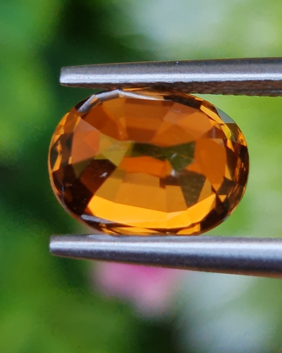 พลอย เพทาย (Zircon) 4.02 กะรัต (Cts.) ดิบ (Unheated) พลอยแท้ อัญมณีมงคลประจําวันเกิด เครื่องประดับพลอย
