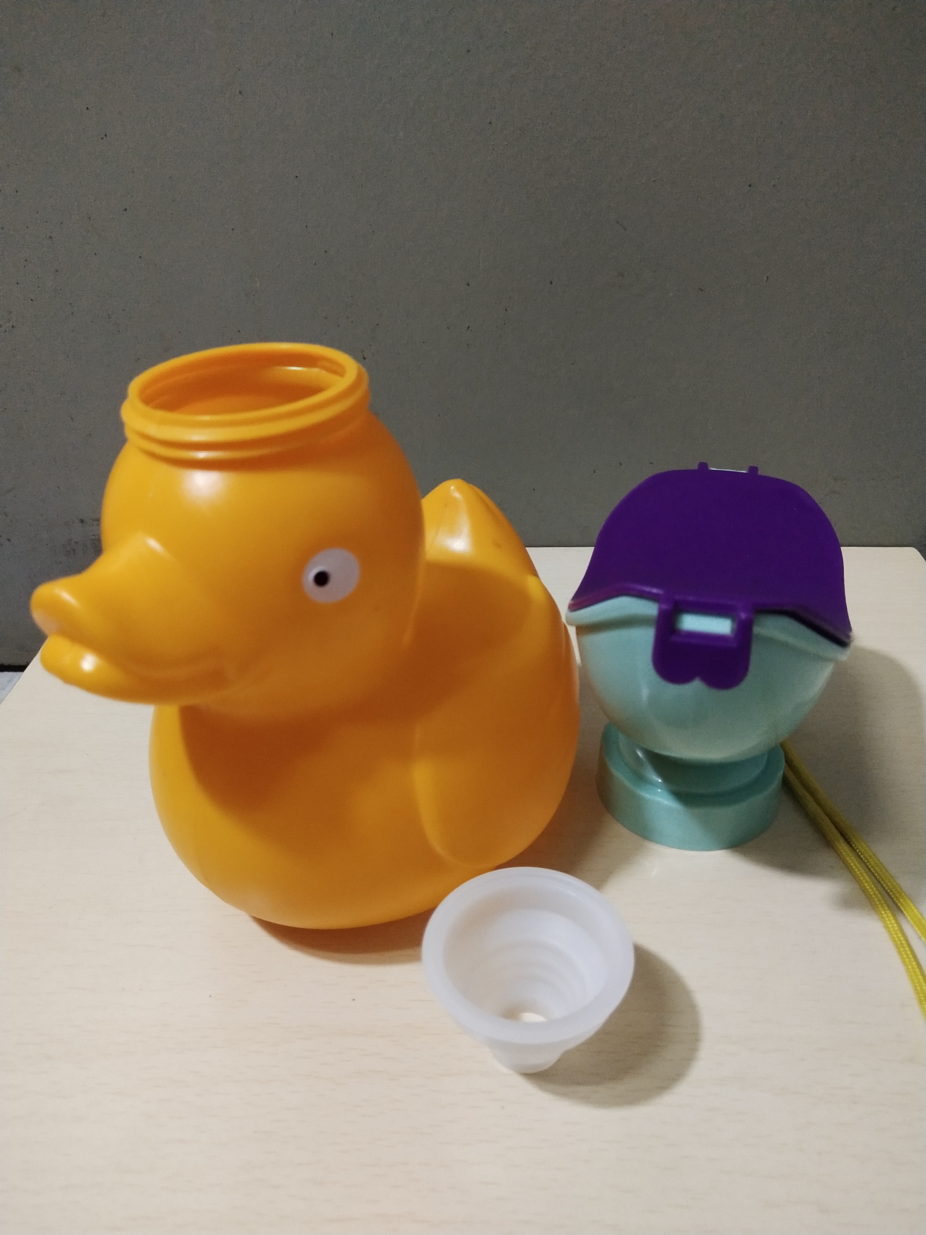 มีหลายภาพ เป็นของสะสม ยังไม่เคยใช้ ขวดสำหรับใส่ฉี่แบบพกพารูปเป็ด