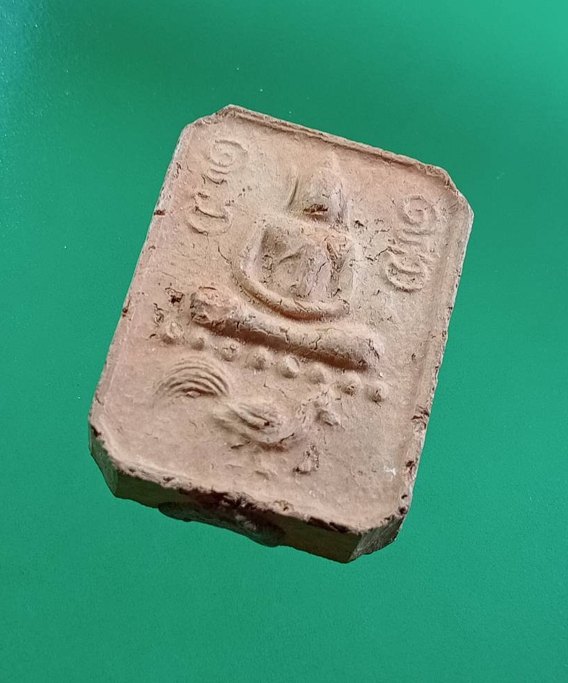 ผ3078 พระเนื้อดิน หลวงปู่ทิม วัดพระขาว จ.อยุธยา พิมพ์ขี่ไก่หางพวง หลังยันต์เกราะเพชร