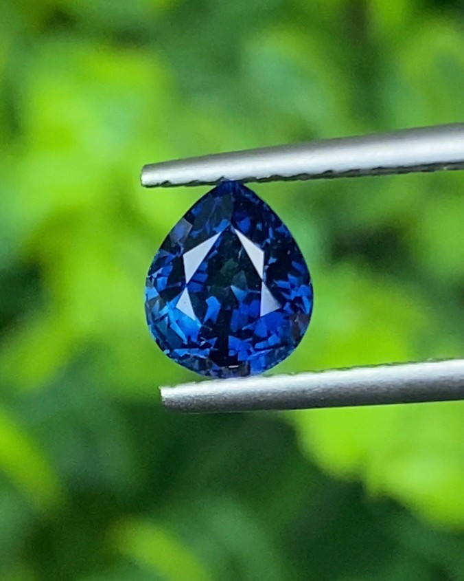 พลอย ไพลิน Blue Sapphire 1.33 กะรัต (Cts.) *สีพิเศษ รอยัลบลู (Royal Blue) พร้อมใบเซอร์ (Gemstone Identification Report) พลอยแท้ อัญมณีมงคลประจําวันเกิด เครื่องประดับพลอย