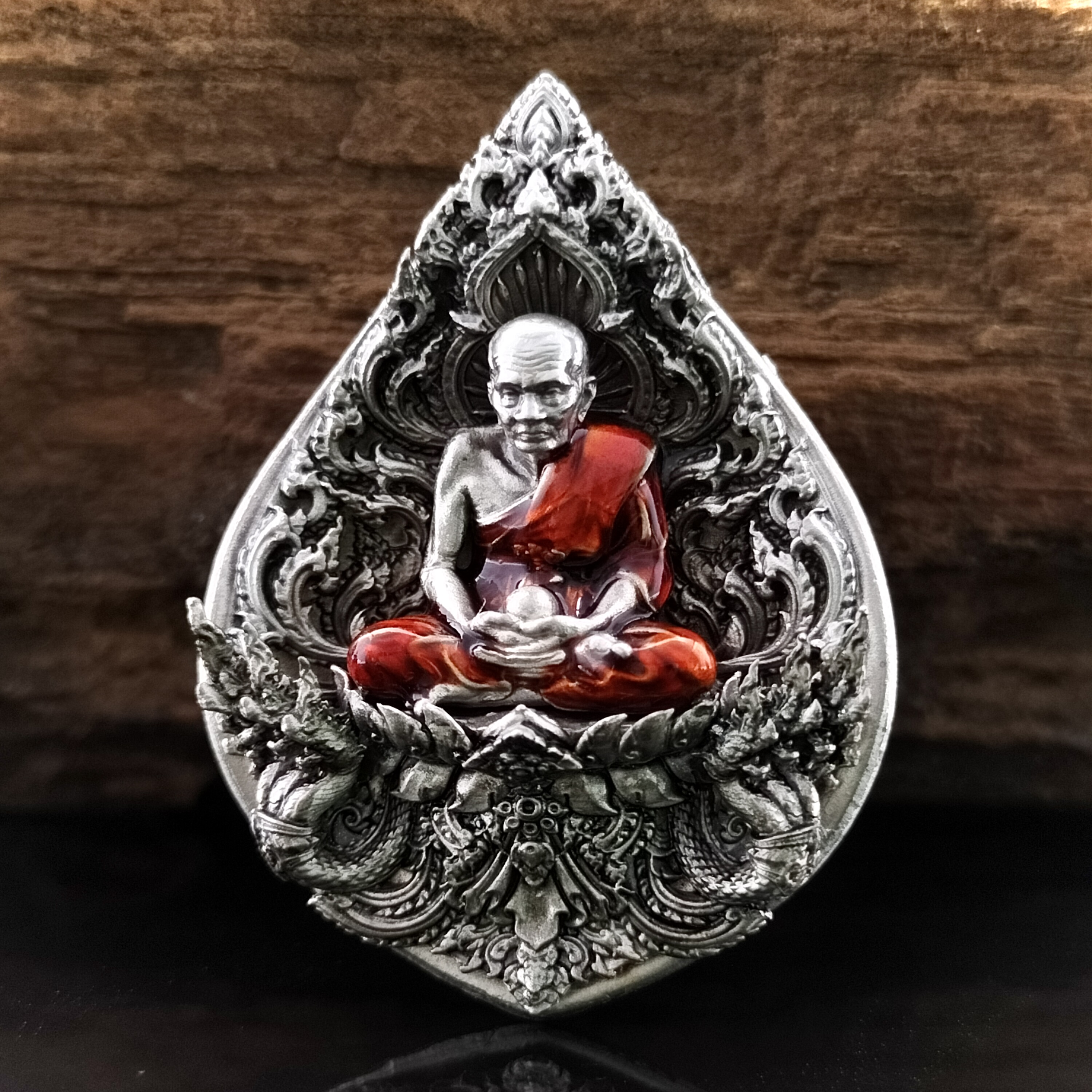 หลวงปู่ทวด รุ่น มหาบารมีศรีโพธิสัตว์ เนื้อบรอนซ์ชุบเงินซาติน องค์ลงยาจีวร