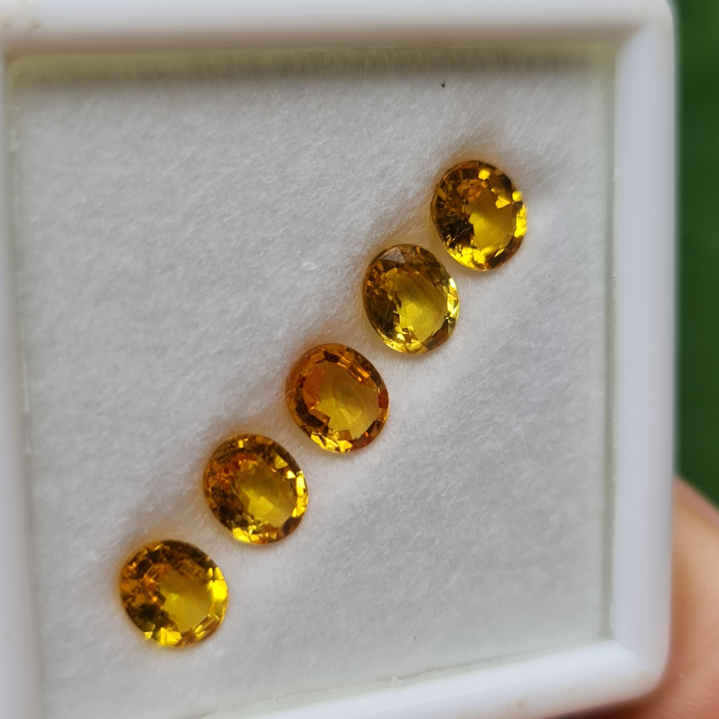 พลอย บุษราคัม yellow sapphire 3.57 กะรัต (Cts.) 5 เม็ด (Pcs.) พลอยแท้ อัญมณีมงคลประจําวันเกิด เครื่องประดับพลอย